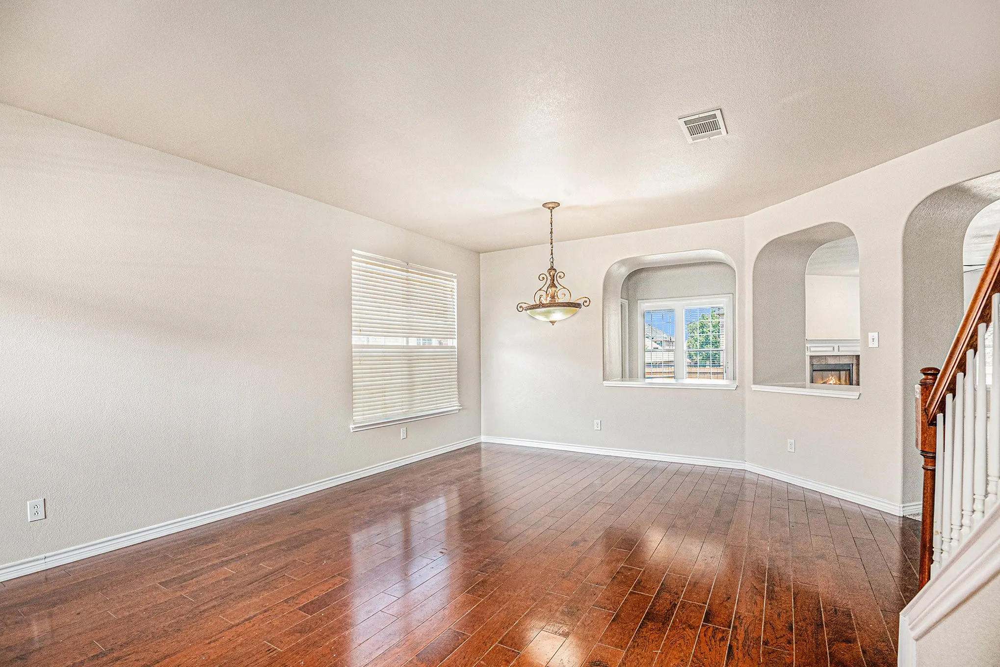 Single Family Residence For Rent in Tarrant County , 605 Port Royale Way, Euless, Texas 76039, 3 Bedroom, 3 Bathroom, 2 Garage spaces, 3,489 Sqft, built in 2005, mls#21340606, Real Estate Agent in Euless, Homes For Rent in Tarrant county, Homes For Rent in Euless, Realtor in Euless Texas, Real Estate Brokerage Independent Realty Texas, Luminita Cordes Realtor