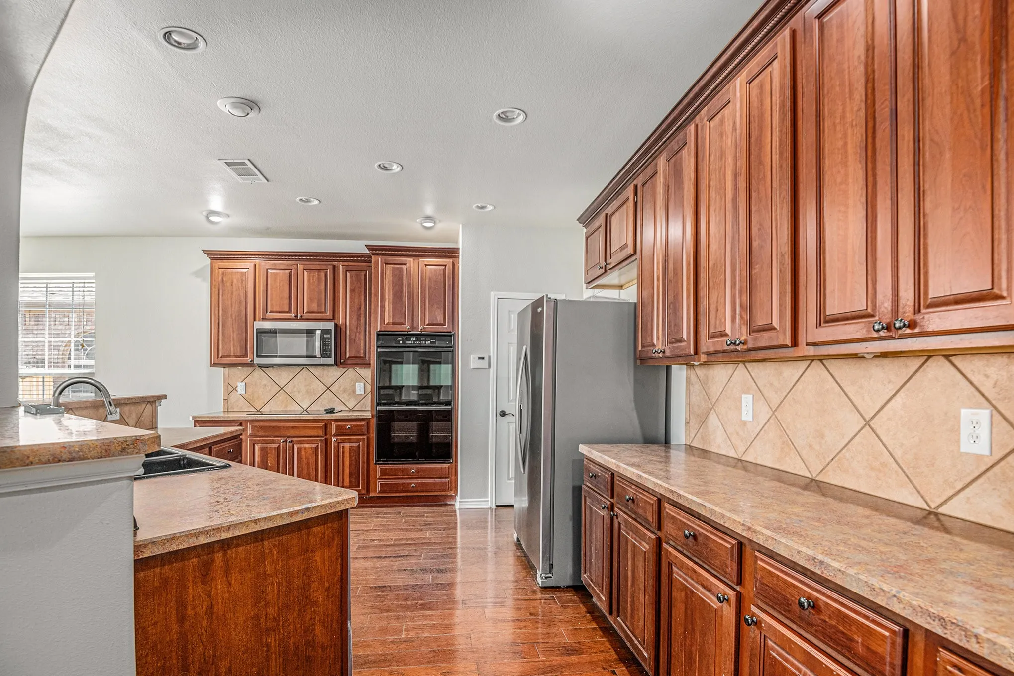 Single Family Residence For Rent in Tarrant County , 605 Port Royale Way, Euless, Texas 76039, 3 Bedroom, 3 Bathroom, 2 Garage spaces, 3,489 Sqft, built in 2005, mls#21340606, Real Estate Agent in Euless, Homes For Rent in Tarrant county, Homes For Rent in Euless, Realtor in Euless Texas, Real Estate Brokerage Independent Realty Texas, Luminita Cordes Realtor