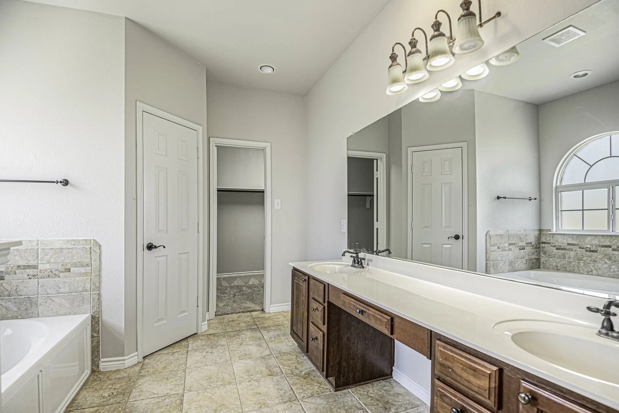 Single Family Residence For Rent in Tarrant County , 605 Port Royale Way, Euless, Texas 76039, 3 Bedroom, 3 Bathroom, 2 Garage spaces, 3,489 Sqft, built in 2005, mls#21340606, Real Estate Agent in Euless, Homes For Rent in Tarrant county, Homes For Rent in Euless, Realtor in Euless Texas, Real Estate Brokerage Independent Realty Texas, Luminita Cordes Realtor