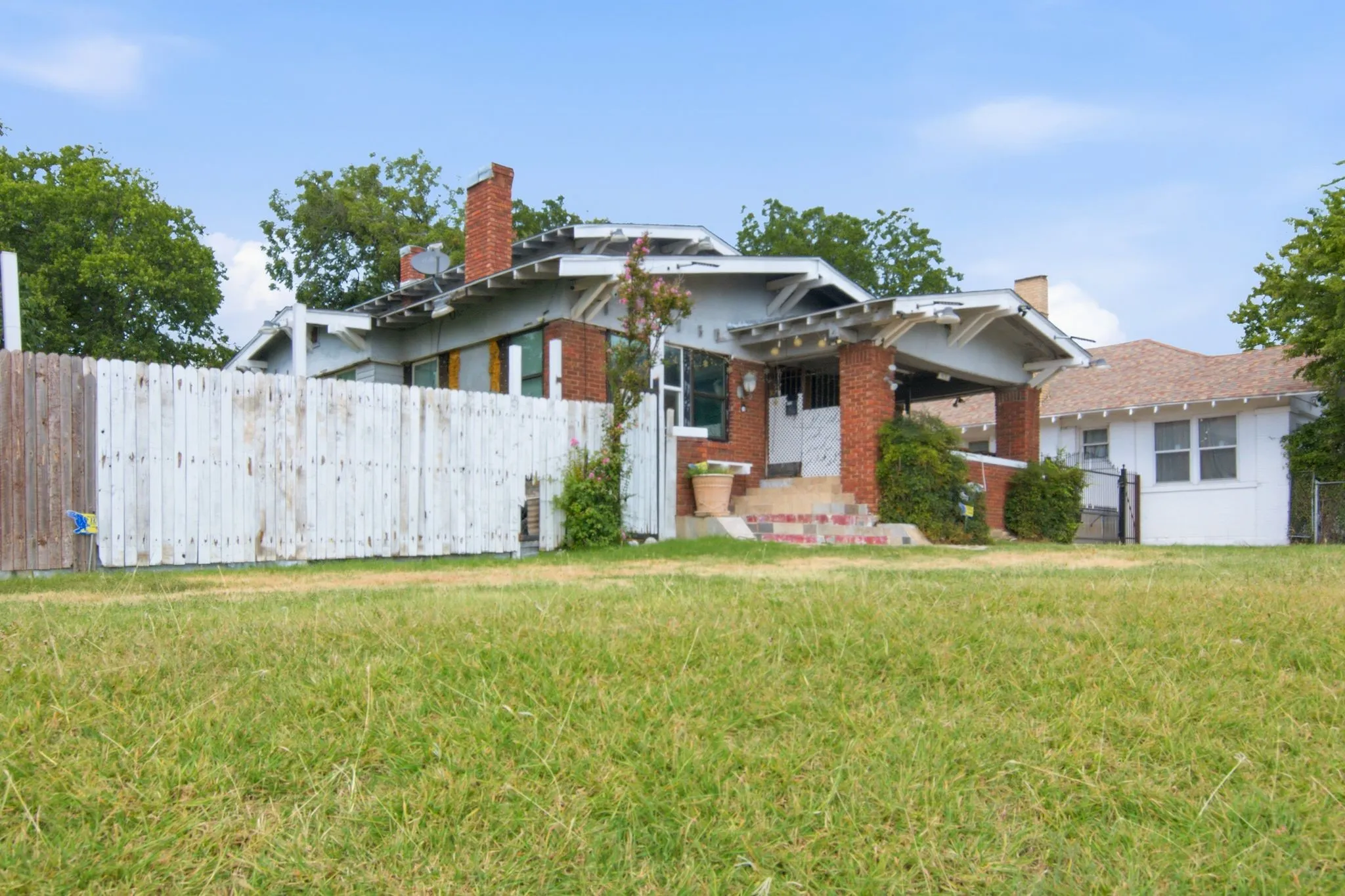 Single Family Residence For Sale in Tarrant County , 2929 E Lancaster Avenue, Fort Worth, Texas 76103, 3 Bedroom, 2 Bathroom, 1 Garage spaces, 2,145 Sqft, built in 1927, Price $375,000, mls#21339092, Real Estate Agent in Fort Worth, Homes For Sale in Tarrant county, Homes For Sale in Fort Worth, Realtor in Fort Worth Texas, Real Estate Brokerage Independent Realty Texas, Luminita Cordes Realtor