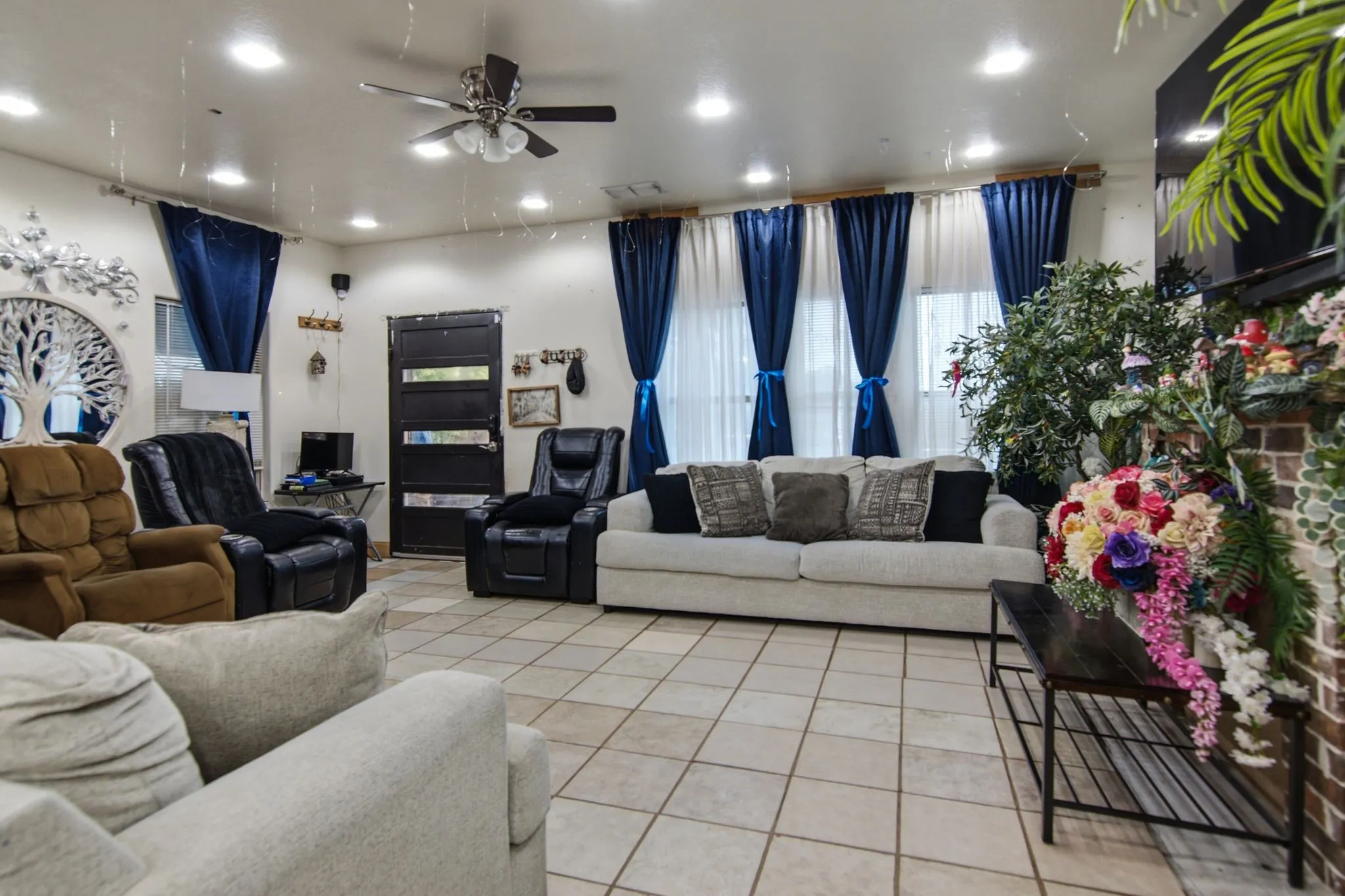 Single Family Residence For Sale in Tarrant County , 2929 E Lancaster Avenue, Fort Worth, Texas 76103, 3 Bedroom, 2 Bathroom, 1 Garage spaces, 2,145 Sqft, built in 1927, Price $375,000, mls#21339092, Real Estate Agent in Fort Worth, Homes For Sale in Tarrant county, Homes For Sale in Fort Worth, Realtor in Fort Worth Texas, Real Estate Brokerage Independent Realty Texas, Luminita Cordes Realtor