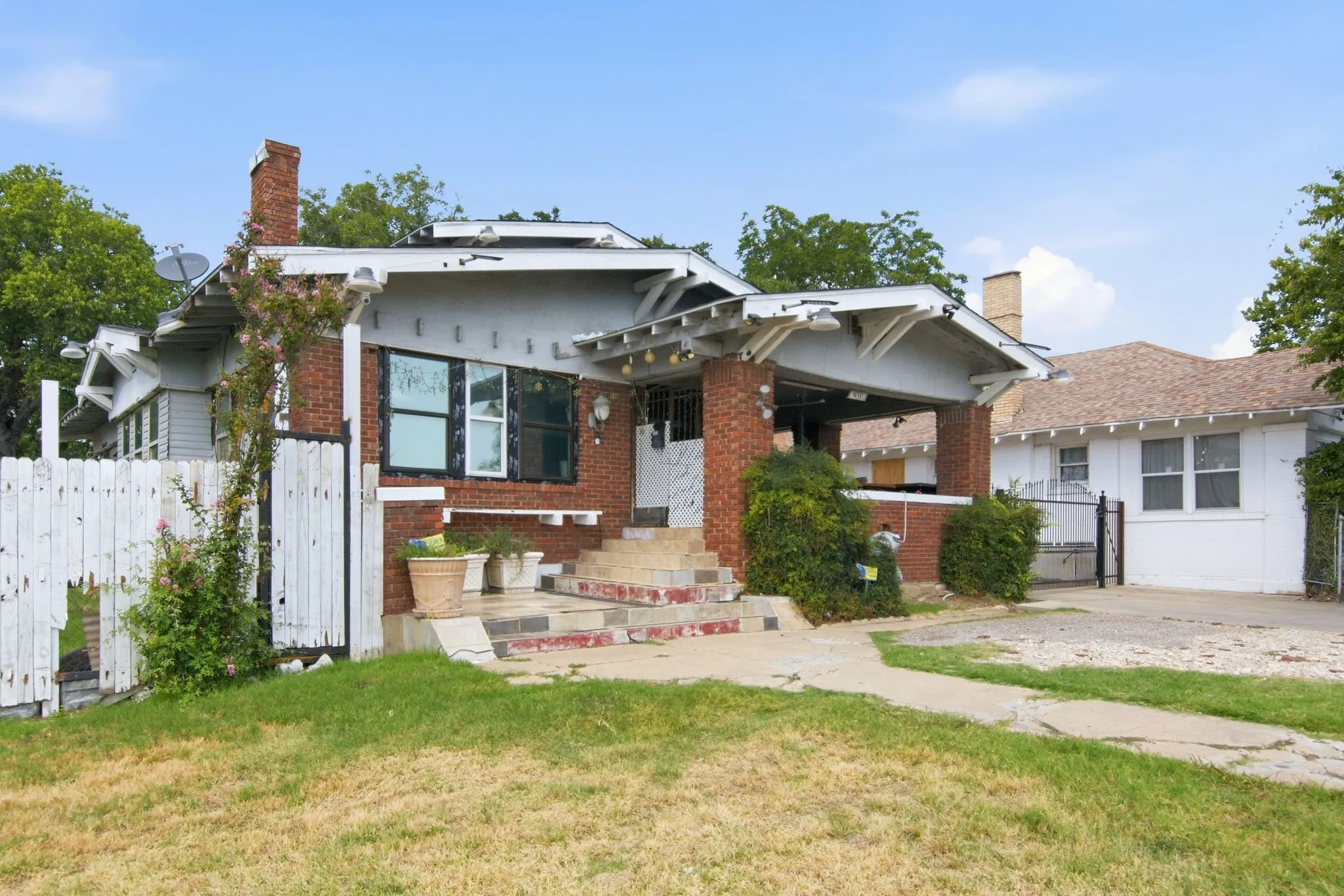 Single Family Residence For Sale in Tarrant County , 2929 E Lancaster Avenue, Fort Worth, Texas 76103, 3 Bedroom, 2 Bathroom, 1 Garage spaces, 2,145 Sqft, built in 1927, Price $375,000, mls#21339092, Real Estate Agent in Fort Worth, Homes For Sale in Tarrant county, Homes For Sale in Fort Worth, Realtor in Fort Worth Texas, Real Estate Brokerage Independent Realty Texas, Luminita Cordes Realtor