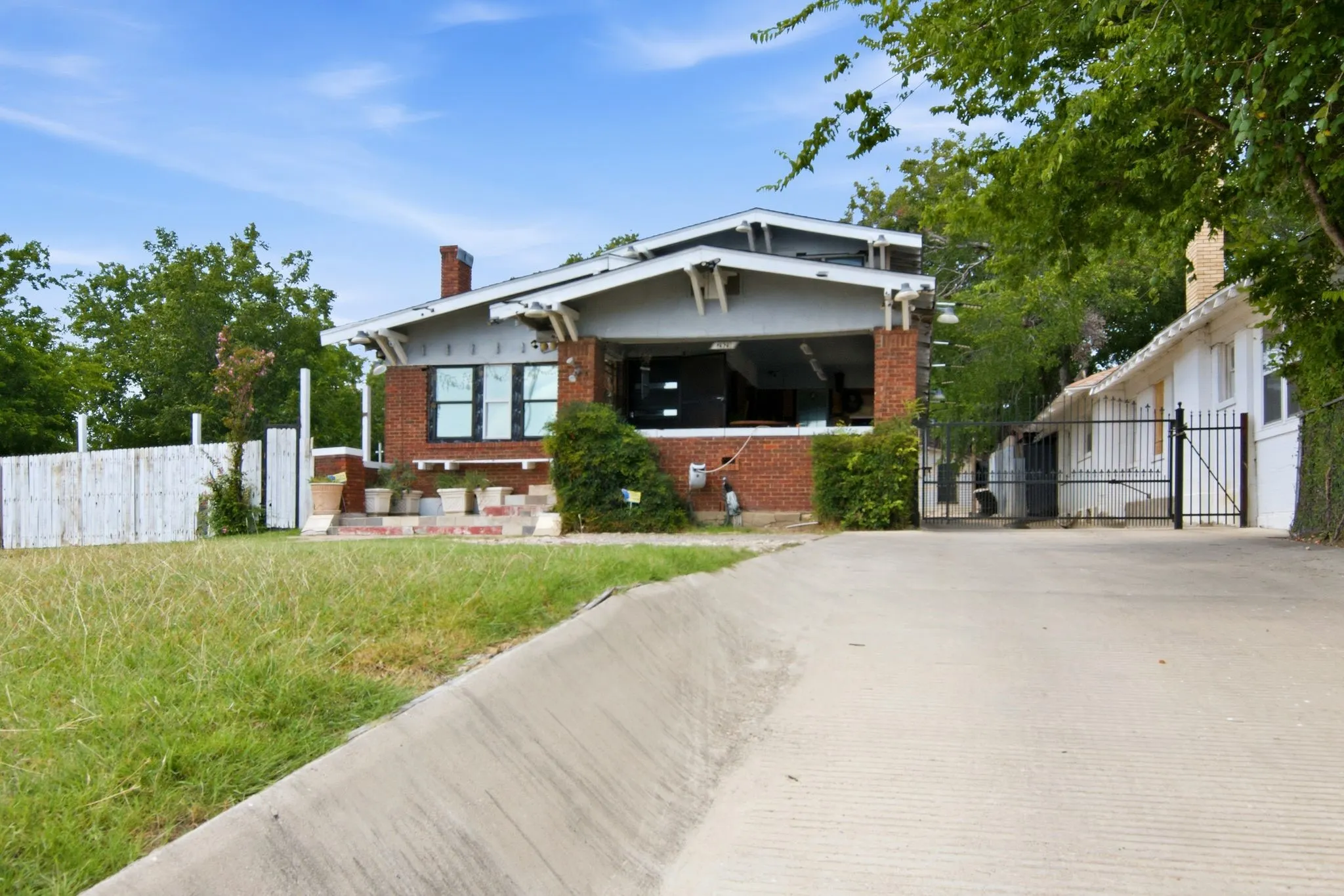 Single Family Residence For Sale in Tarrant County , 2929 E Lancaster Avenue, Fort Worth, Texas 76103, 3 Bedroom, 2 Bathroom, 1 Garage spaces, 2,145 Sqft, built in 1927, Price $375,000, mls#21339092, Real Estate Agent in Fort Worth, Homes For Sale in Tarrant county, Homes For Sale in Fort Worth, Realtor in Fort Worth Texas, Real Estate Brokerage Independent Realty Texas, Luminita Cordes Realtor