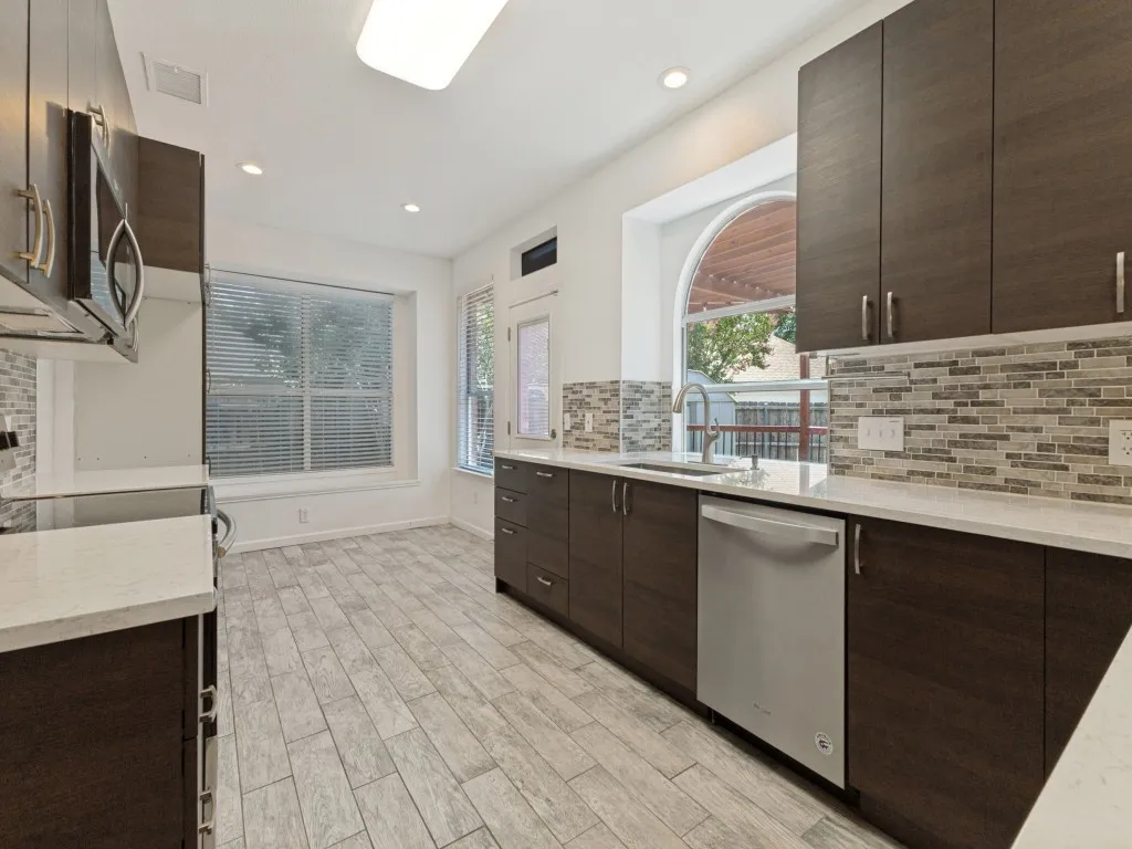 Single Family Residence For Sale in Dallas County , 6913 Conestoga Drive, Rowlett, Texas 75089, 3 Bedroom, 3 Bathroom, 2 Garage spaces, 1,917 Sqft, built in 1991, mls#21339903, Real Estate Agent in Rowlett, Homes For Sale in Dallas county, Homes For Sale in Rowlett, Realtor in Rowlett Texas, Real Estate Brokerage Independent Realty Texas, Luminita Cordes Realtor