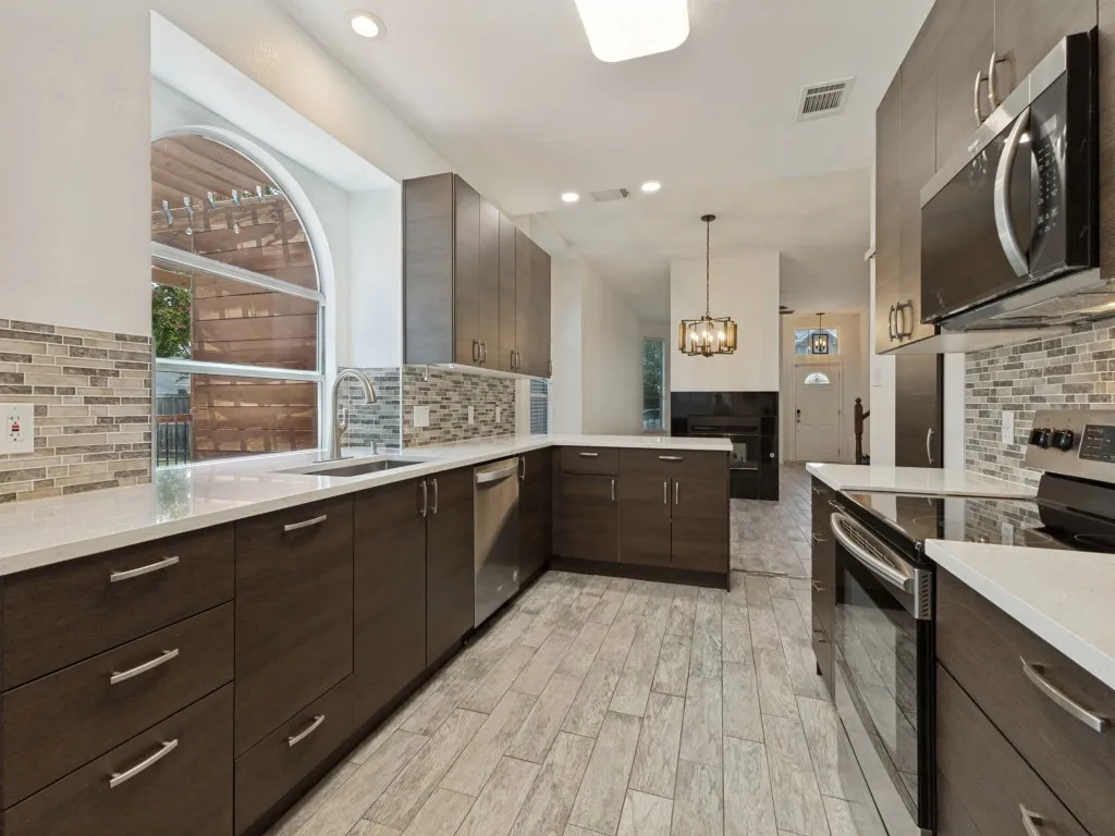 Single Family Residence For Sale in Dallas County , 6913 Conestoga Drive, Rowlett, Texas 75089, 3 Bedroom, 3 Bathroom, 2 Garage spaces, 1,917 Sqft, built in 1991, mls#21339903, Real Estate Agent in Rowlett, Homes For Sale in Dallas county, Homes For Sale in Rowlett, Realtor in Rowlett Texas, Real Estate Brokerage Independent Realty Texas, Luminita Cordes Realtor