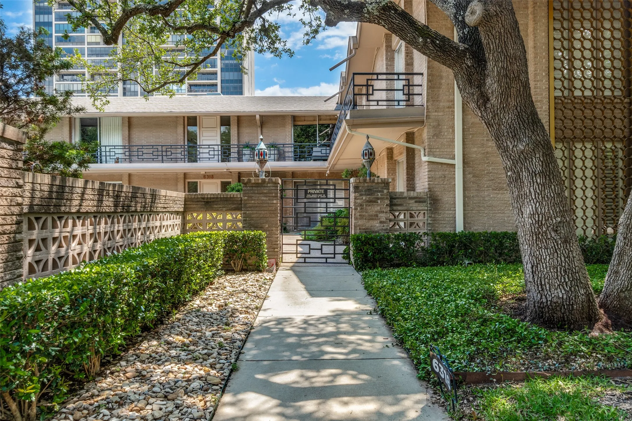 Condominium For Sale in Dallas County , 6318 Bandera Avenue D, Dallas, Texas 75225, 2 Bedroom, 2 Bathroom, Garage spaces, 1,932 Sqft, built in 1960, mls#21333638, Real Estate Agent in Dallas, Homes For Sale in Dallas county, Homes For Sale in Dallas, Realtor in Dallas Texas, Real Estate Brokerage Independent Realty Texas, Luminita Cordes Realtor