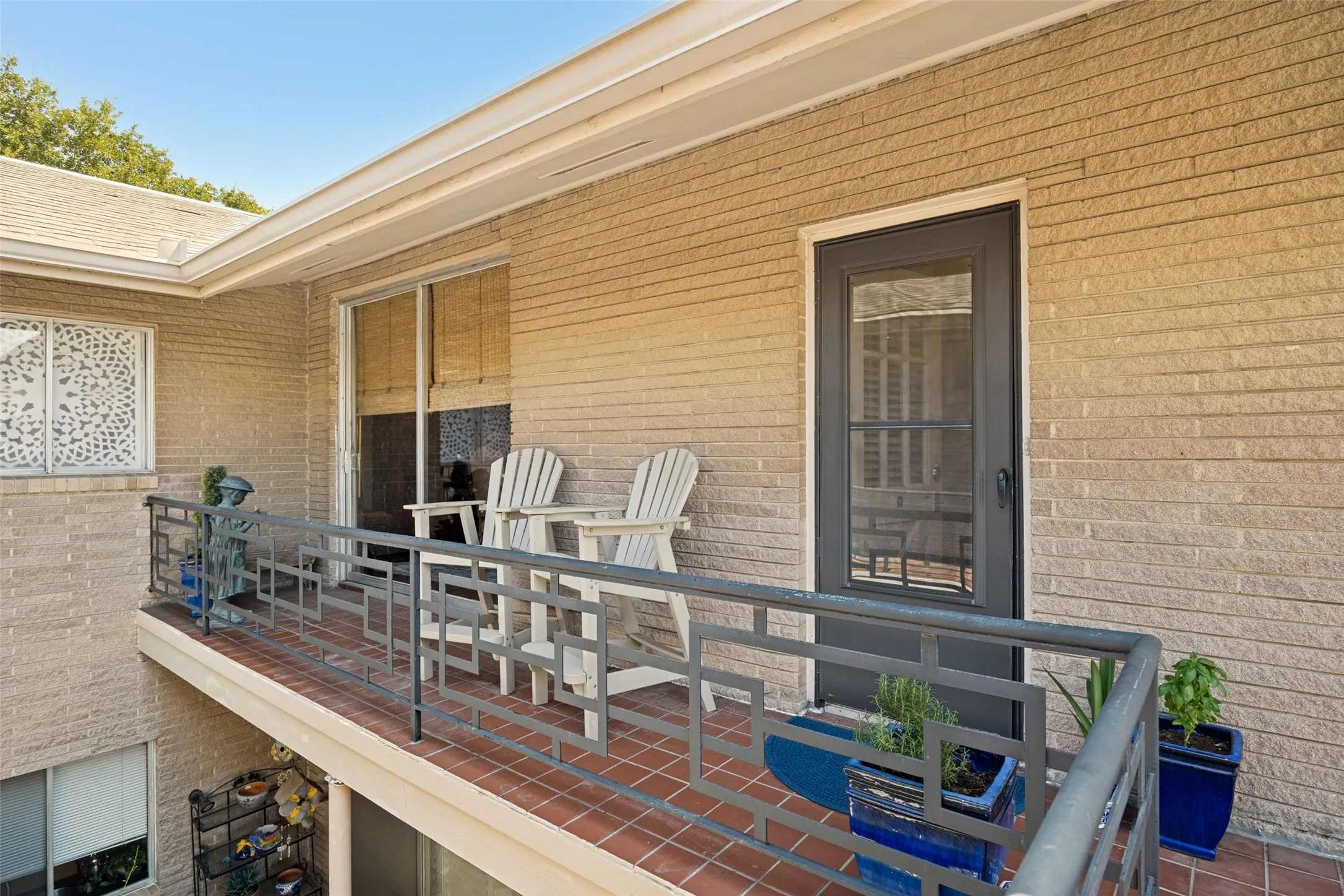 Dual balconies