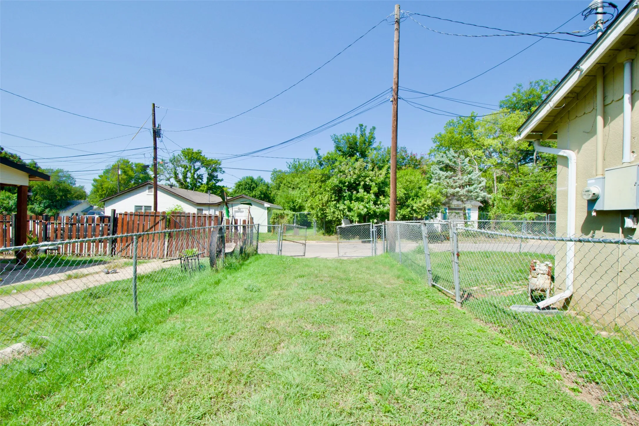 Single Family Residence For Sale in Mc Lennan County , 2015 N 12th Street, Waco, Texas 76708, 1 Bedroom, 1 Bathroom, Garage spaces, 567 Sqft, built in 1946, mls#21340612, Real Estate Agent in Waco, Homes For Sale in Mc Lennan county, Homes For Sale in Waco, Realtor in Waco Texas, Real Estate Brokerage Independent Realty Texas, Luminita Cordes Realtor