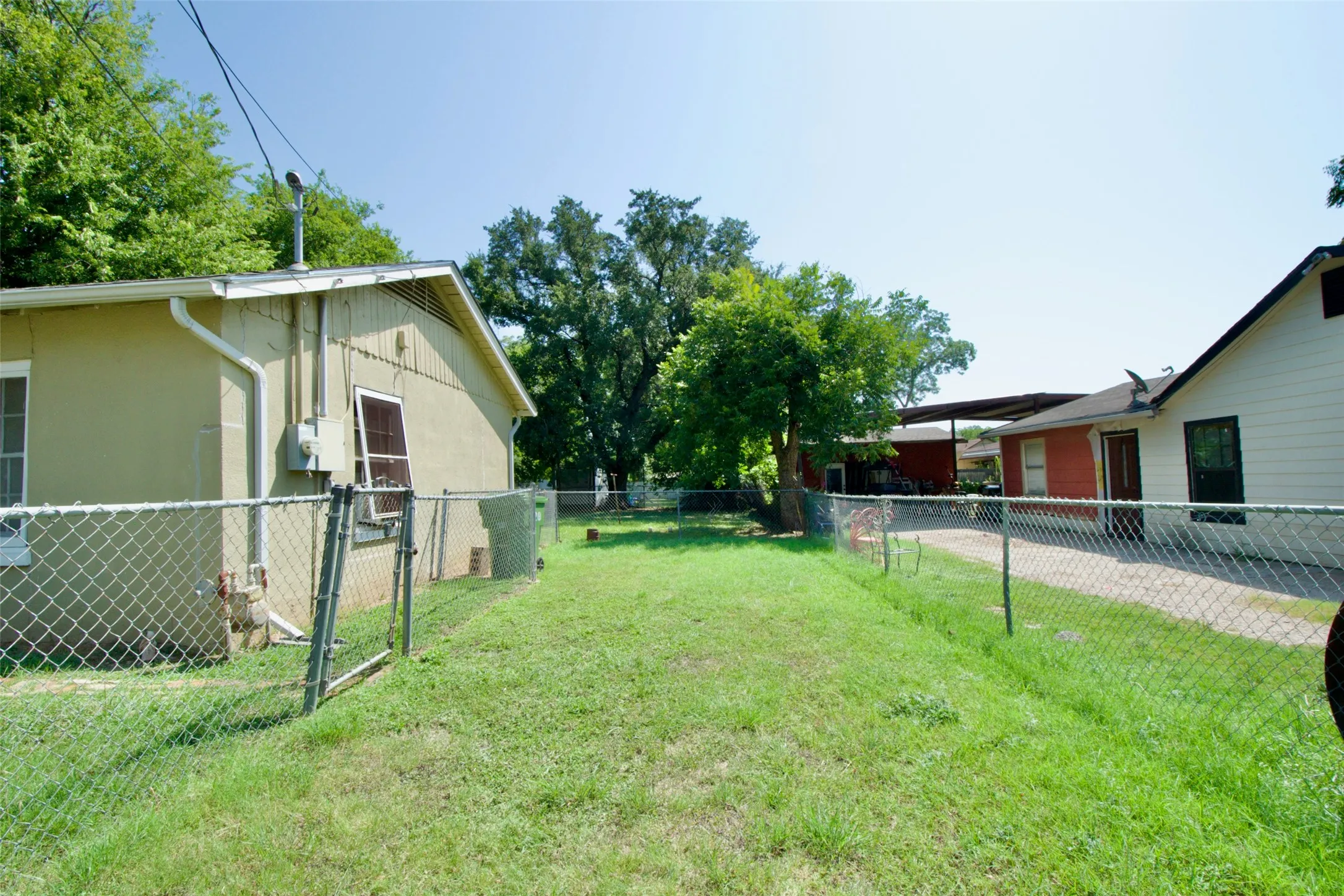 Single Family Residence For Sale in Mc Lennan County , 2015 N 12th Street, Waco, Texas 76708, 1 Bedroom, 1 Bathroom, Garage spaces, 567 Sqft, built in 1946, mls#21340612, Real Estate Agent in Waco, Homes For Sale in Mc Lennan county, Homes For Sale in Waco, Realtor in Waco Texas, Real Estate Brokerage Independent Realty Texas, Luminita Cordes Realtor