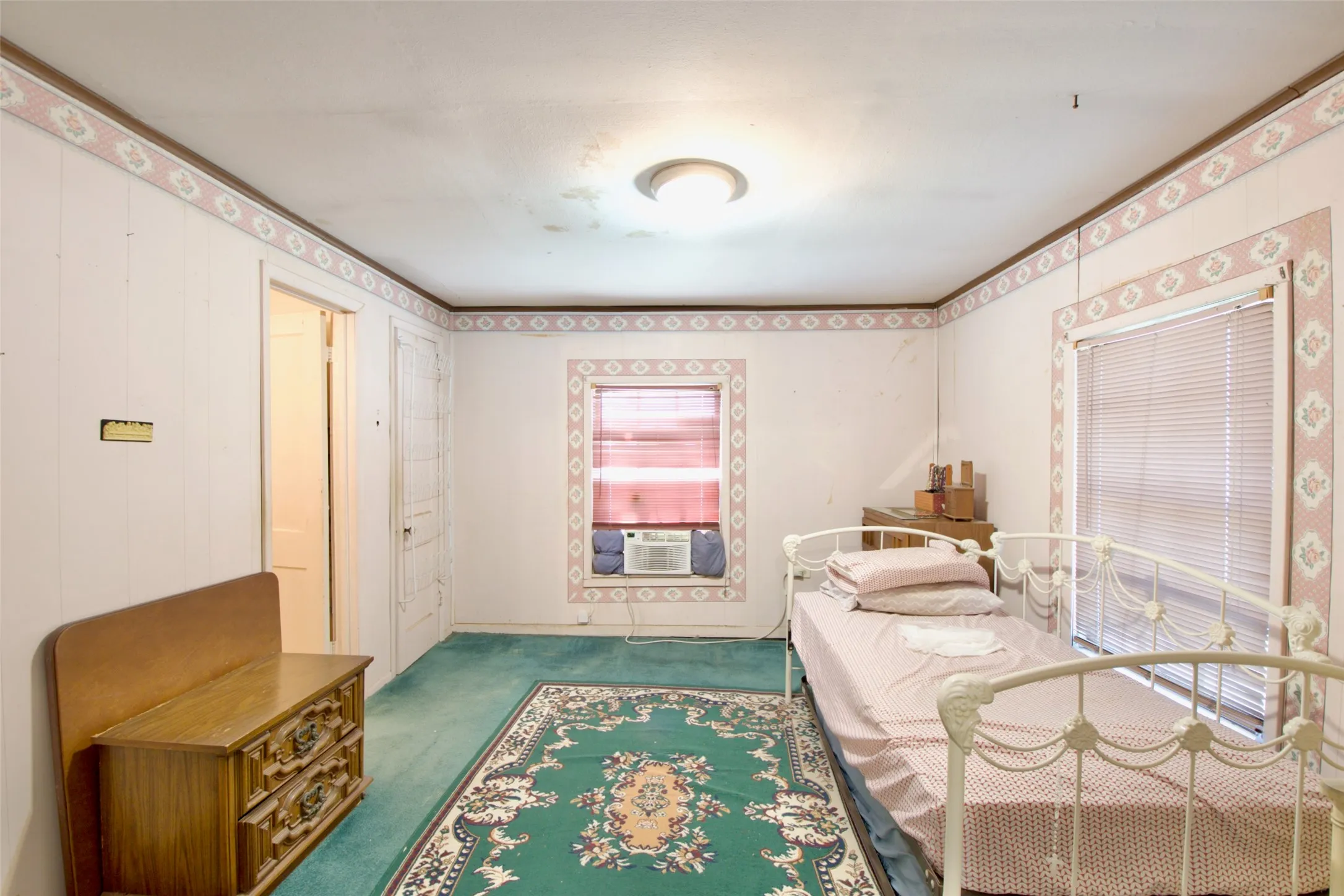 Single Family Residence For Sale in Mc Lennan County , 2015 N 12th Street, Waco, Texas 76708, 1 Bedroom, 1 Bathroom, Garage spaces, 567 Sqft, built in 1946, mls#21340612, Real Estate Agent in Waco, Homes For Sale in Mc Lennan county, Homes For Sale in Waco, Realtor in Waco Texas, Real Estate Brokerage Independent Realty Texas, Luminita Cordes Realtor