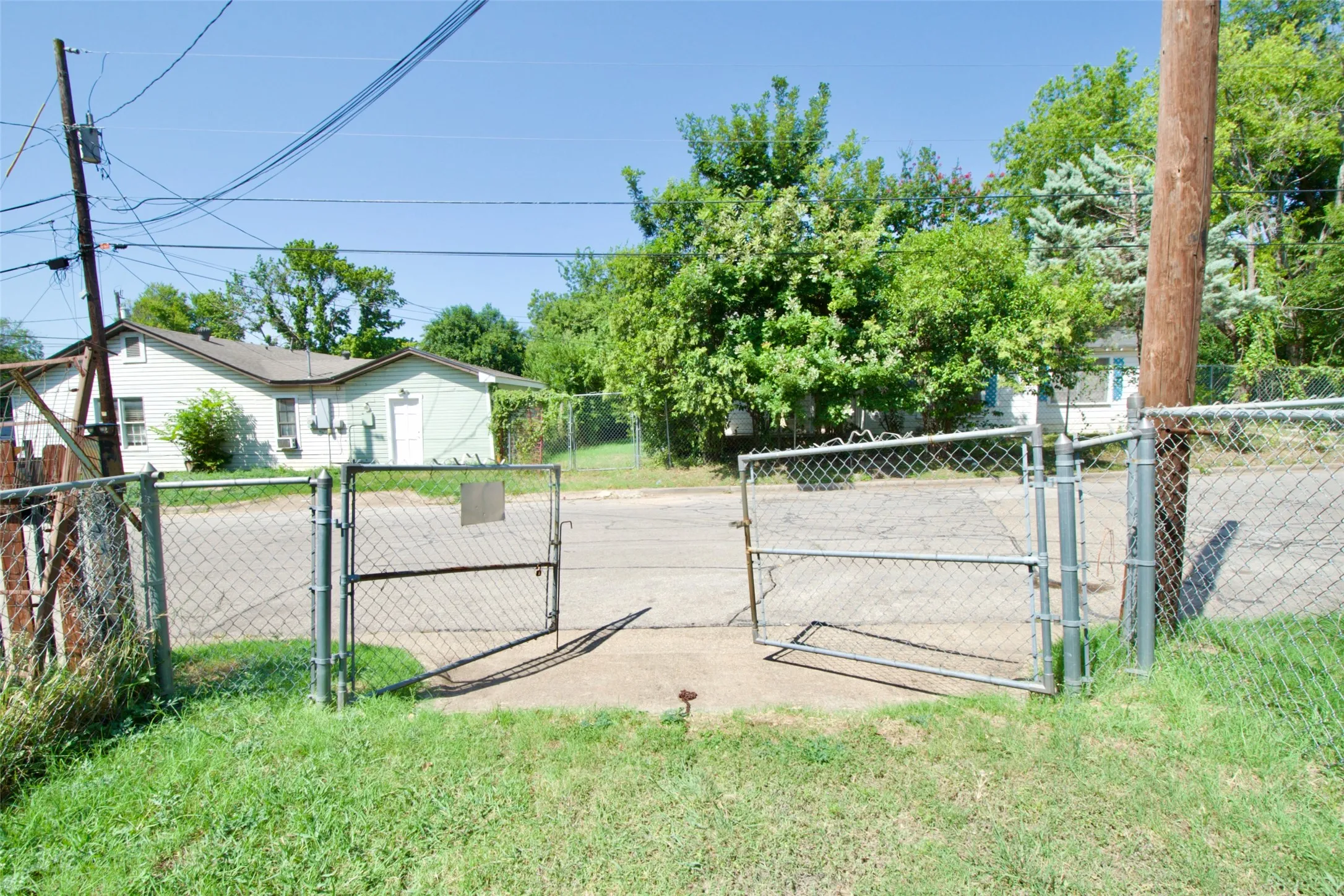 Single Family Residence For Sale in Mc Lennan County , 2015 N 12th Street, Waco, Texas 76708, 1 Bedroom, 1 Bathroom, Garage spaces, 567 Sqft, built in 1946, mls#21340612, Real Estate Agent in Waco, Homes For Sale in Mc Lennan county, Homes For Sale in Waco, Realtor in Waco Texas, Real Estate Brokerage Independent Realty Texas, Luminita Cordes Realtor