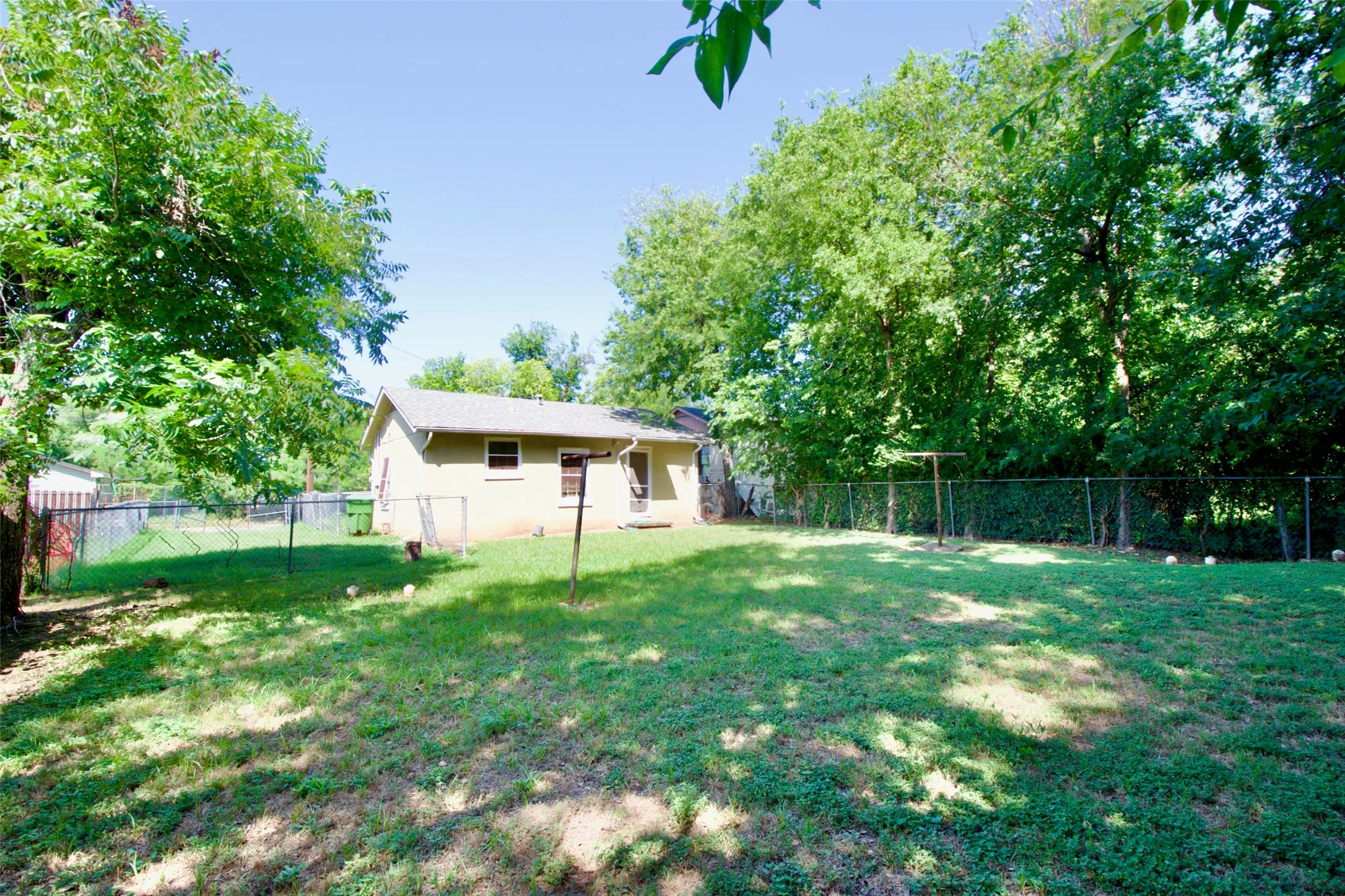 Single Family Residence For Sale in Mc Lennan County , 2015 N 12th Street, Waco, Texas 76708, 1 Bedroom, 1 Bathroom, Garage spaces, 567 Sqft, built in 1946, mls#21340612, Real Estate Agent in Waco, Homes For Sale in Mc Lennan county, Homes For Sale in Waco, Realtor in Waco Texas, Real Estate Brokerage Independent Realty Texas, Luminita Cordes Realtor