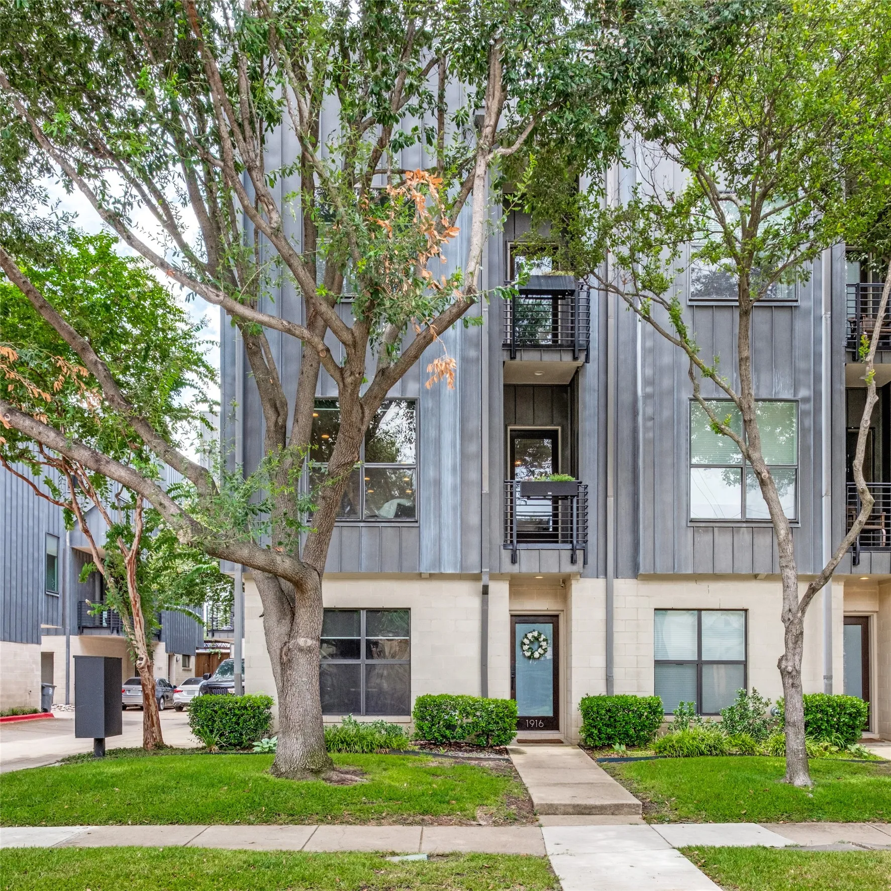 Townhouse For Sale in Dallas County , 1916 Hope Way, Dallas, Texas 75206, 3 Bedroom, 4 Bathroom, 2 Garage spaces, 2,209 Sqft, built in 2008, mls#21339801, Real Estate Agent in Dallas, Homes For Sale in Dallas county, Homes For Sale in Dallas, Realtor in Dallas Texas, Real Estate Brokerage Independent Realty Texas, Luminita Cordes Realtor