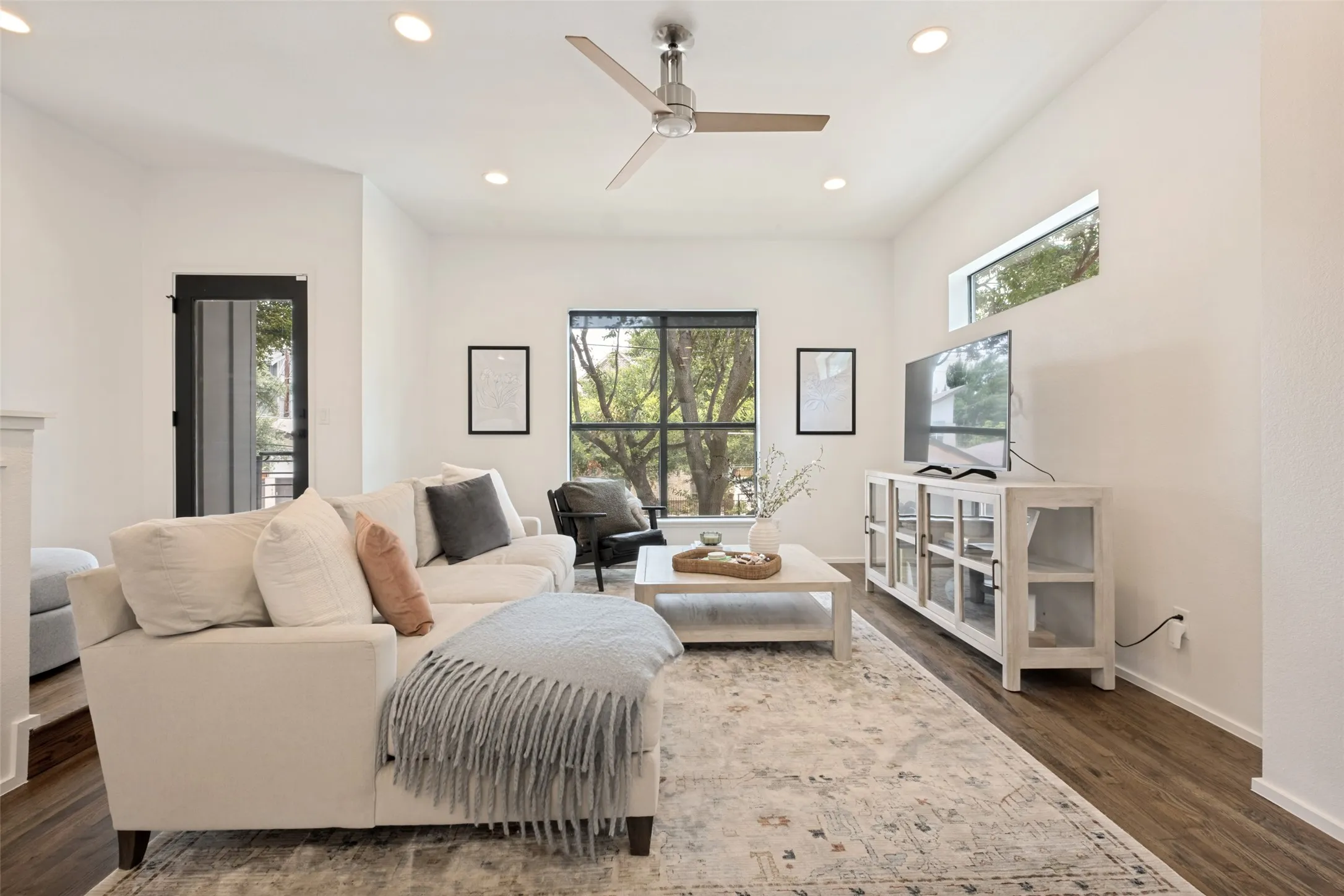 Townhouse For Sale in Dallas County , 1916 Hope Way, Dallas, Texas 75206, 3 Bedroom, 4 Bathroom, 2 Garage spaces, 2,209 Sqft, built in 2008, mls#21339801, Real Estate Agent in Dallas, Homes For Sale in Dallas county, Homes For Sale in Dallas, Realtor in Dallas Texas, Real Estate Brokerage Independent Realty Texas, Luminita Cordes Realtor