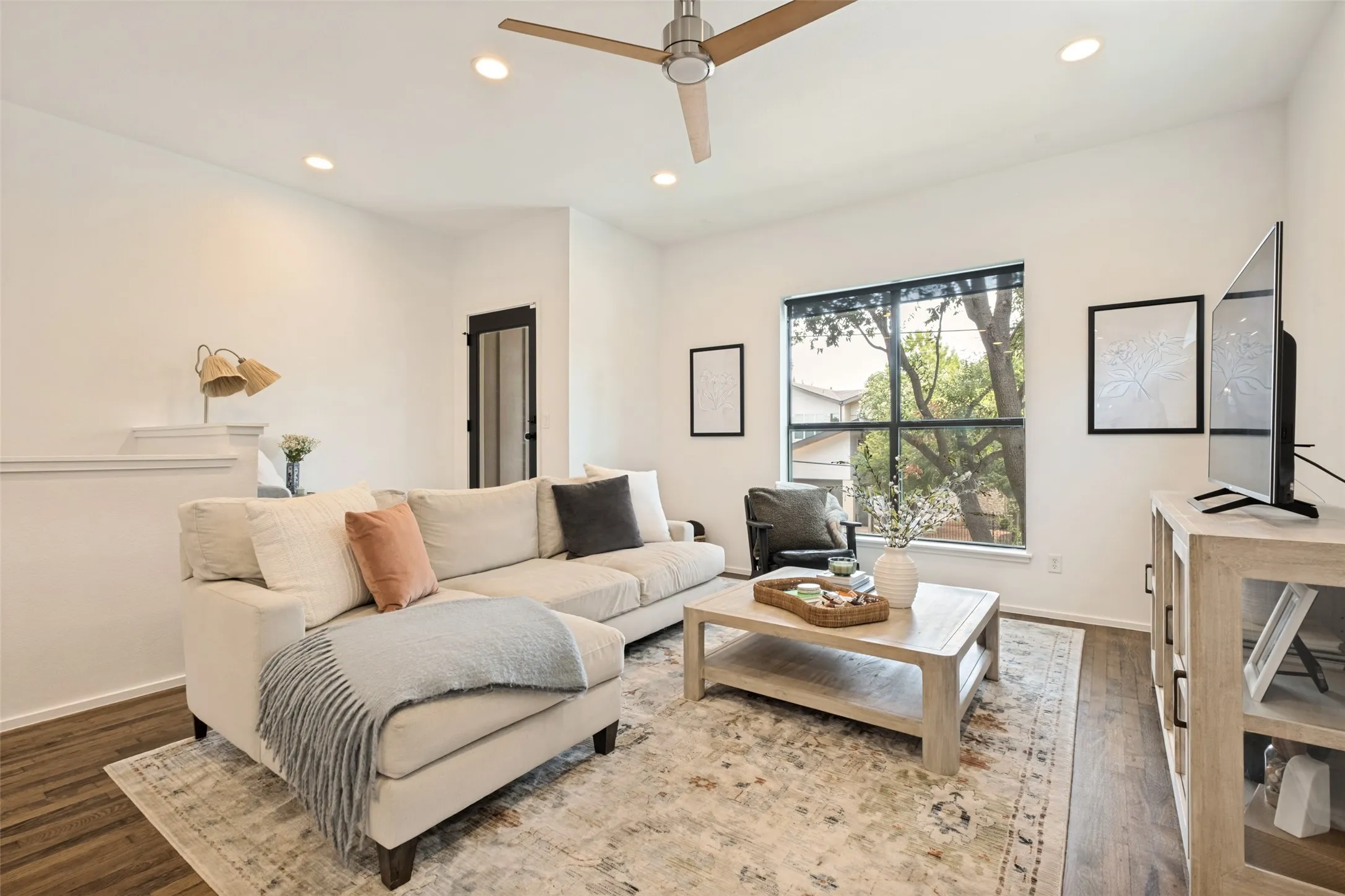 Townhouse For Sale in Dallas County , 1916 Hope Way, Dallas, Texas 75206, 3 Bedroom, 4 Bathroom, 2 Garage spaces, 2,209 Sqft, built in 2008, mls#21339801, Real Estate Agent in Dallas, Homes For Sale in Dallas county, Homes For Sale in Dallas, Realtor in Dallas Texas, Real Estate Brokerage Independent Realty Texas, Luminita Cordes Realtor