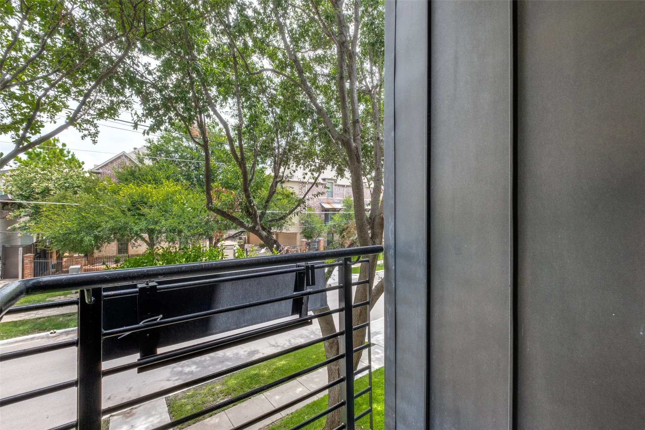Townhouse For Sale in Dallas County , 1916 Hope Way, Dallas, Texas 75206, 3 Bedroom, 4 Bathroom, 2 Garage spaces, 2,209 Sqft, built in 2008, mls#21339801, Real Estate Agent in Dallas, Homes For Sale in Dallas county, Homes For Sale in Dallas, Realtor in Dallas Texas, Real Estate Brokerage Independent Realty Texas, Luminita Cordes Realtor