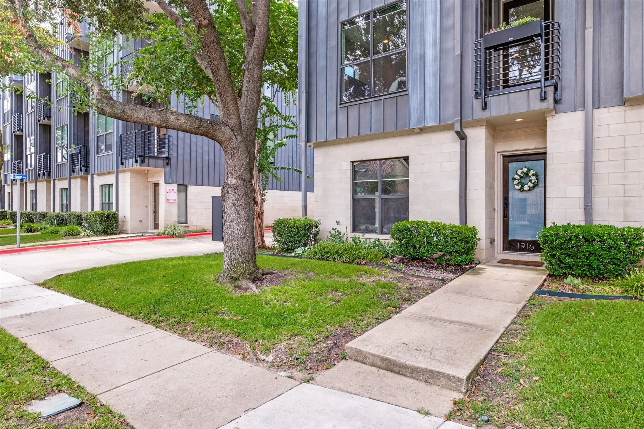 Townhouse For Sale in Dallas County , 1916 Hope Way, Dallas, Texas 75206, 3 Bedroom, 4 Bathroom, 2 Garage spaces, 2,209 Sqft, built in 2008, mls#21339801, Real Estate Agent in Dallas, Homes For Sale in Dallas county, Homes For Sale in Dallas, Realtor in Dallas Texas, Real Estate Brokerage Independent Realty Texas, Luminita Cordes Realtor