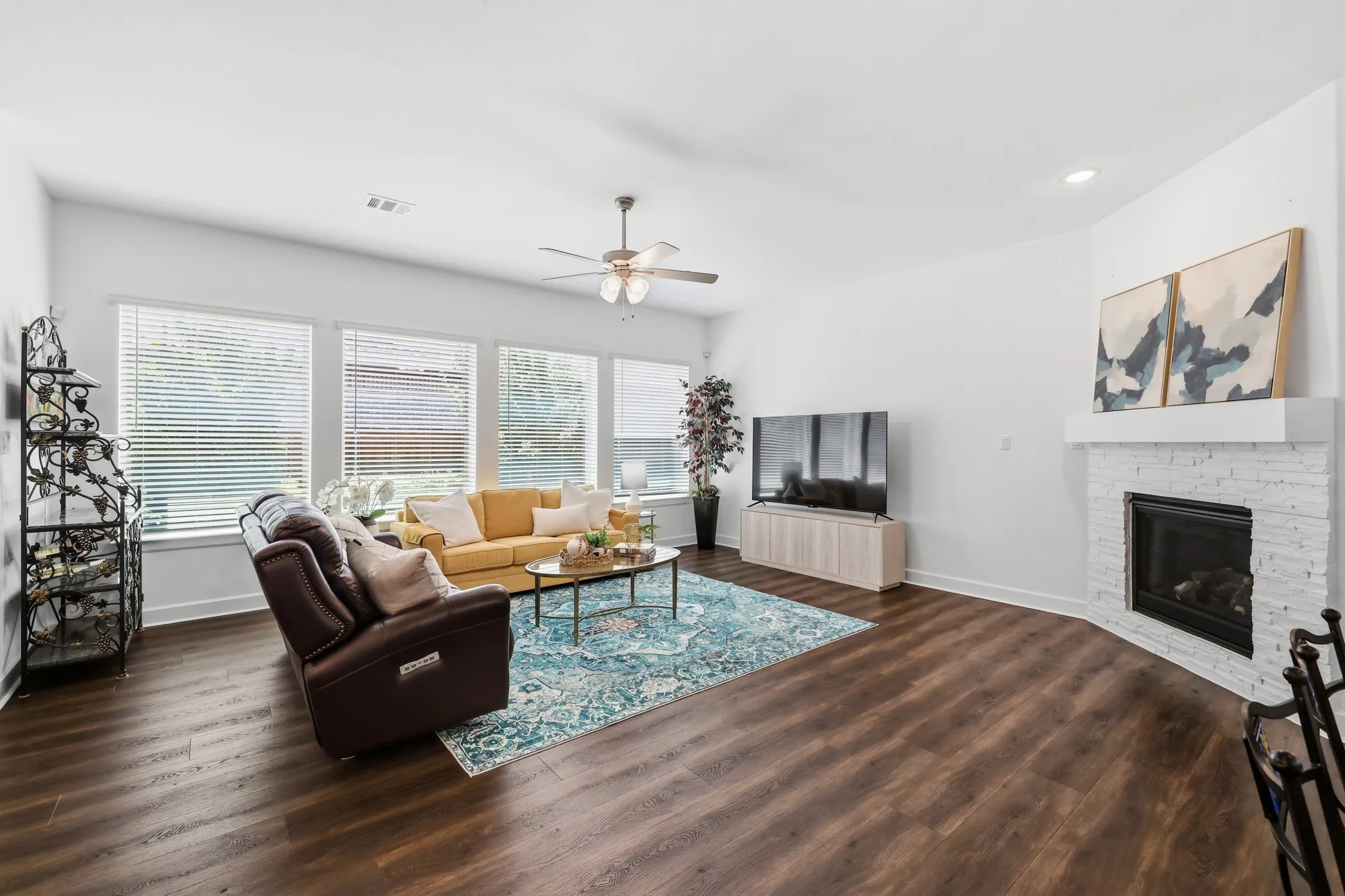 Single Family Residence For Sale in Tarrant County , 4772 Kings Garden Parkway, Arlington, Texas 76005, 2 Bedroom, 2 Bathroom, 2 Garage spaces, 2,251 Sqft, built in 2022, mls#21339391, Real Estate Agent in Arlington, Homes For Sale in Tarrant county, Homes For Sale in Arlington, Realtor in Arlington Texas, Real Estate Brokerage Independent Realty Texas, Luminita Cordes Realtor