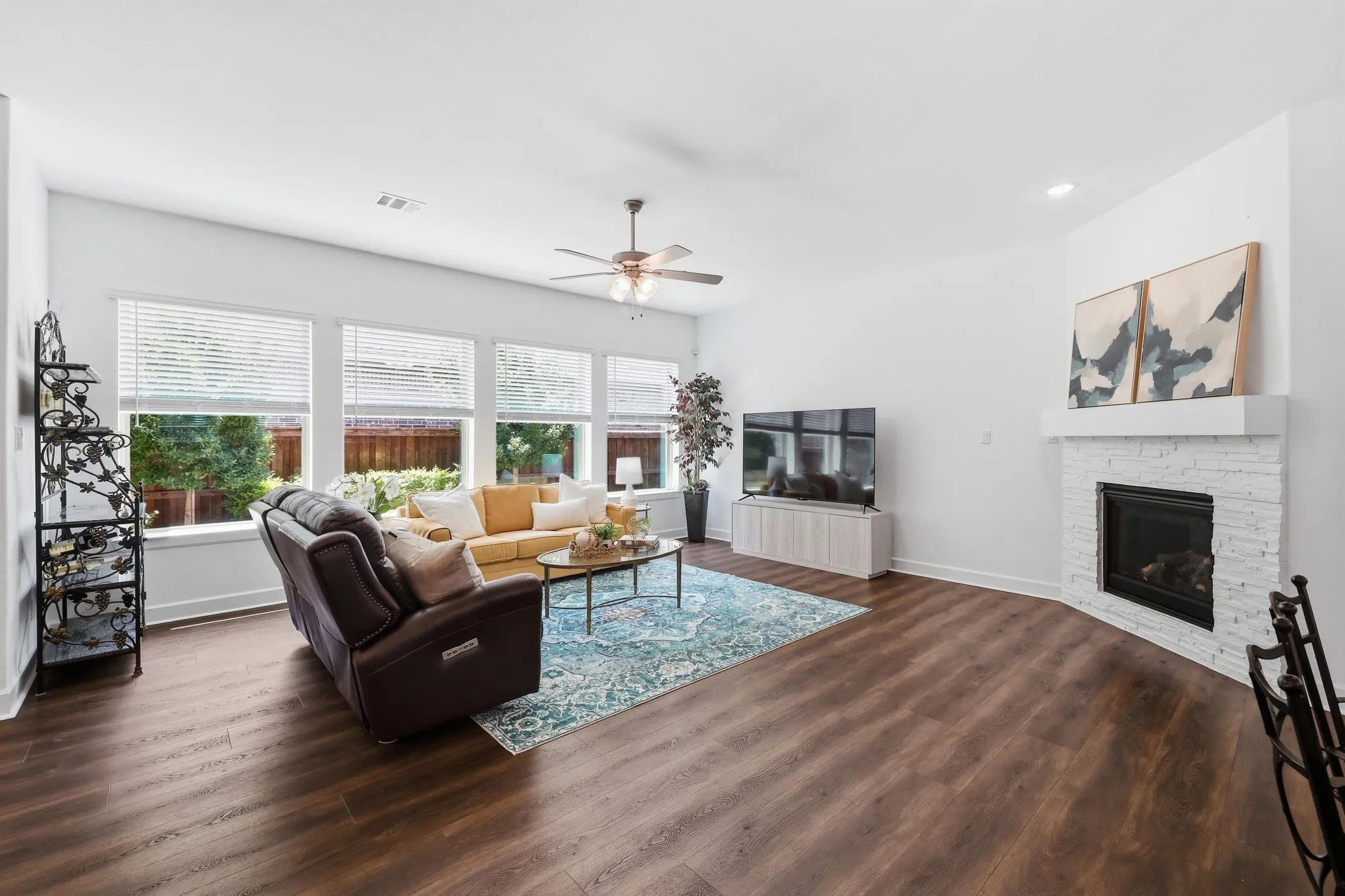 Single Family Residence For Sale in Tarrant County , 4772 Kings Garden Parkway, Arlington, Texas 76005, 2 Bedroom, 2 Bathroom, 2 Garage spaces, 2,251 Sqft, built in 2022, mls#21339391, Real Estate Agent in Arlington, Homes For Sale in Tarrant county, Homes For Sale in Arlington, Realtor in Arlington Texas, Real Estate Brokerage Independent Realty Texas, Luminita Cordes Realtor