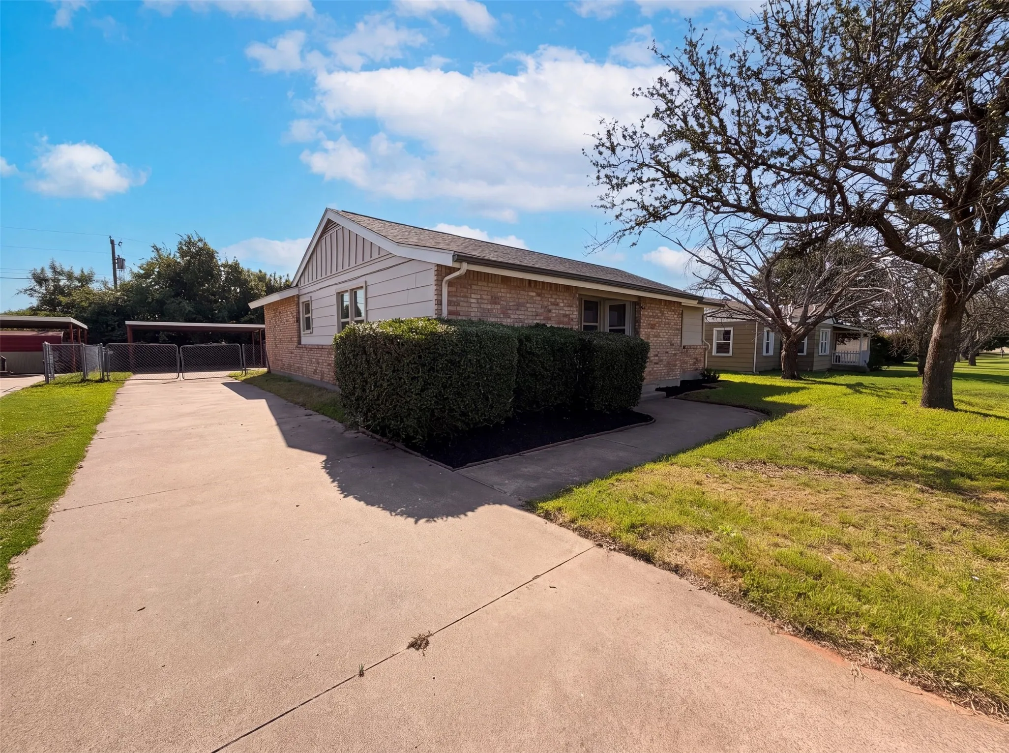 Single Family Residence For Sale in Hood County , 2901 Acton School Road, Granbury, Texas 76049, 3 Bedroom, 2 Bathroom, Garage spaces, 1,458 Sqft, built in 1960, mls#21340653, Real Estate Agent in Granbury, Homes For Sale in Hood county, Homes For Sale in Granbury, Realtor in Granbury Texas, Real Estate Brokerage Independent Realty Texas, Luminita Cordes Realtor