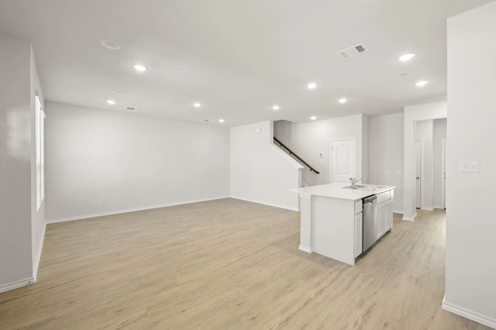 4502 Avion- Dining-2
