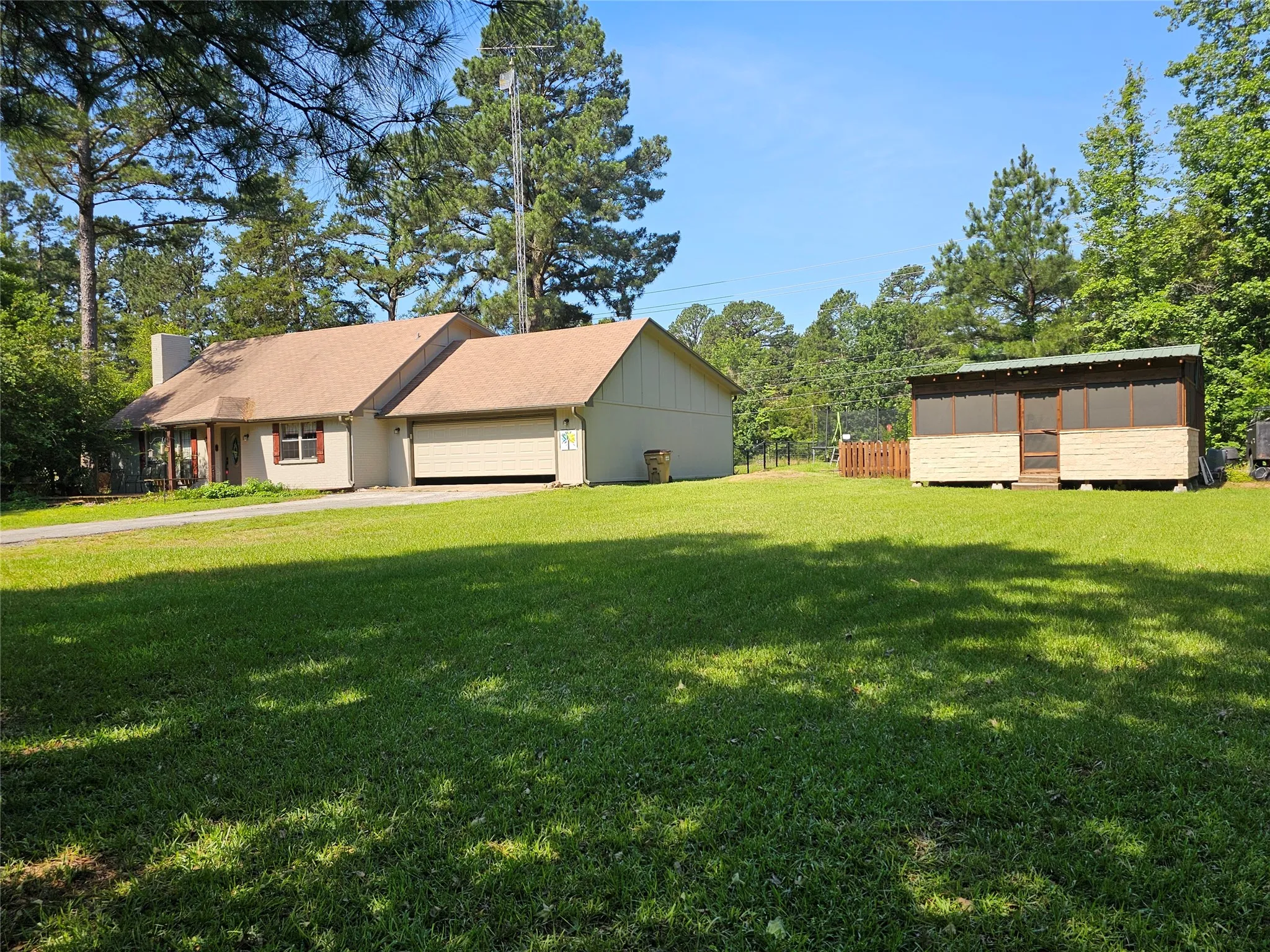 Single Family Residence For Sale in Wood County , 411 Green Meadow Trail, Holly Lake Ranch, Texas 75765, 3 Bedroom, 2 Bathroom, 2 Garage spaces, 1,500 Sqft, built in 1985, Price $299,900, mls#21314286, Real Estate Agent in Holly Lake Ranch, Homes For Sale in Wood county, Homes For Sale in Holly Lake Ranch, Realtor in Holly Lake Ranch Texas, Real Estate Brokerage Independent Realty Texas, Luminita Cordes Realtor