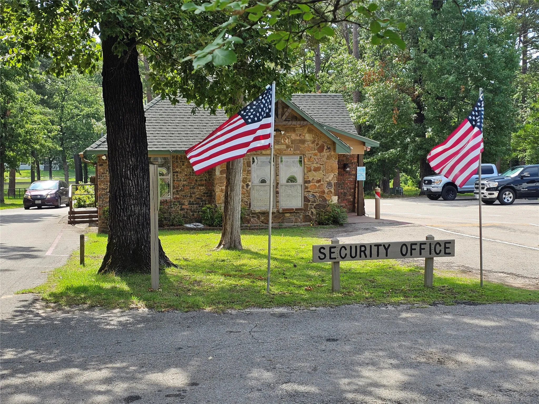 Single Family Residence For Sale in Wood County , 411 Green Meadow Trail, Holly Lake Ranch, Texas 75765, 3 Bedroom, 2 Bathroom, 2 Garage spaces, 1,500 Sqft, built in 1985, Price $299,900, mls#21314286, Real Estate Agent in Holly Lake Ranch, Homes For Sale in Wood county, Homes For Sale in Holly Lake Ranch, Realtor in Holly Lake Ranch Texas, Real Estate Brokerage Independent Realty Texas, Luminita Cordes Realtor
