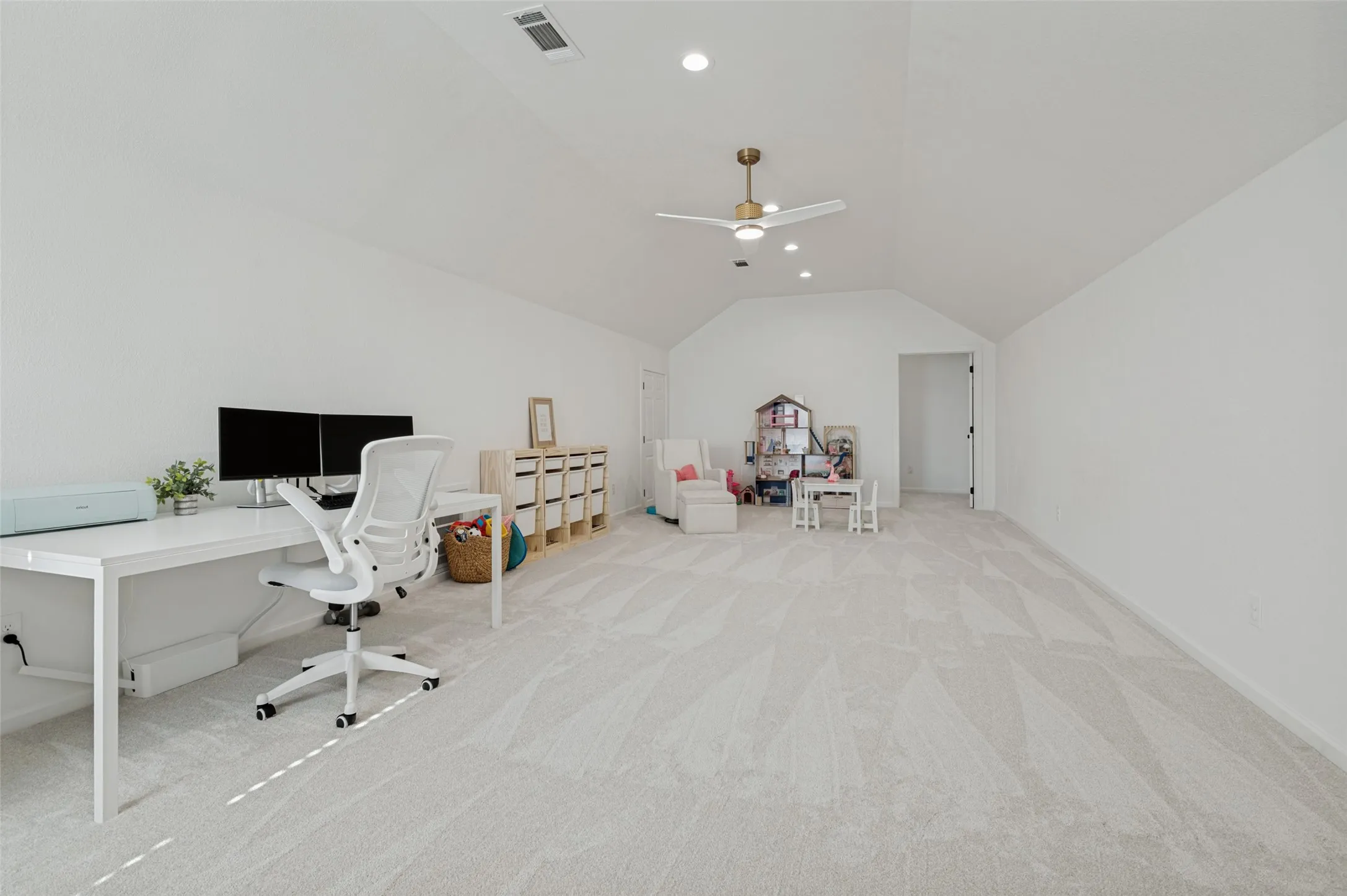 Single Family Residence For Sale in Ellis County , 5610 Niagara Court, Midlothian, Texas 76065, 4 Bedrooms, 3 Bathrooms, 2 Garage spaces, 2,678 Sqft, built in 2004, Price $665,000, mls#21316057, Real Estate Agent in Midlothian, Homes For Sale in Ellis county, Homes For Sale in Midlothian, Realtor in Midlothian Texas, Real Estate Brokerage Independent Realty Texas, Luminita Cordes Realtor