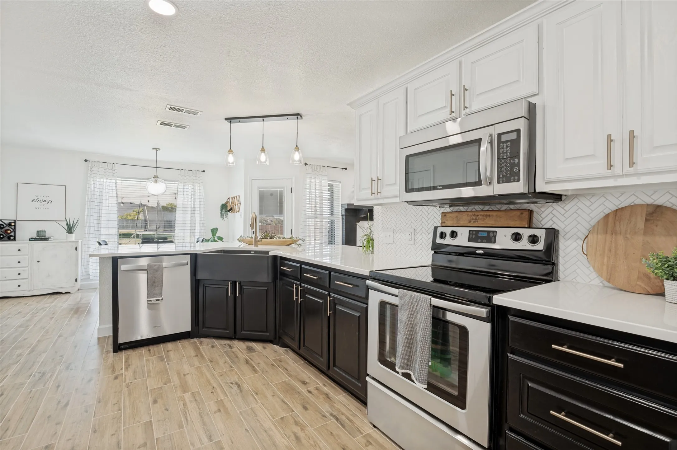 Single Family Residence For Sale in Ellis County , 5610 Niagara Court, Midlothian, Texas 76065, 4 Bedrooms, 3 Bathrooms, 2 Garage spaces, 2,678 Sqft, built in 2004, Price $665,000, mls#21316057, Real Estate Agent in Midlothian, Homes For Sale in Ellis county, Homes For Sale in Midlothian, Realtor in Midlothian Texas, Real Estate Brokerage Independent Realty Texas, Luminita Cordes Realtor