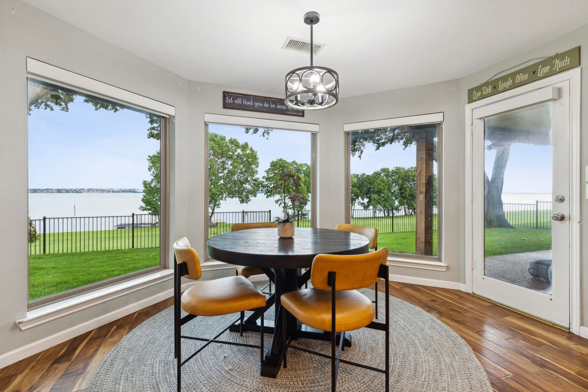 Single Family Residence For Sale in Rockwall County , 4414 Scenic Drive, Rowlett, Texas 75088, 3 Bedroom, 3 Bathroom, 2 Garage spaces, 2,509 Sqft, built in 1989, mls#21334804, Real Estate Agent in Rowlett, Homes For Sale in Rockwall county, Homes For Sale in Rowlett, Realtor in Rowlett Texas, Real Estate Brokerage Independent Realty Texas, Luminita Cordes Realtor