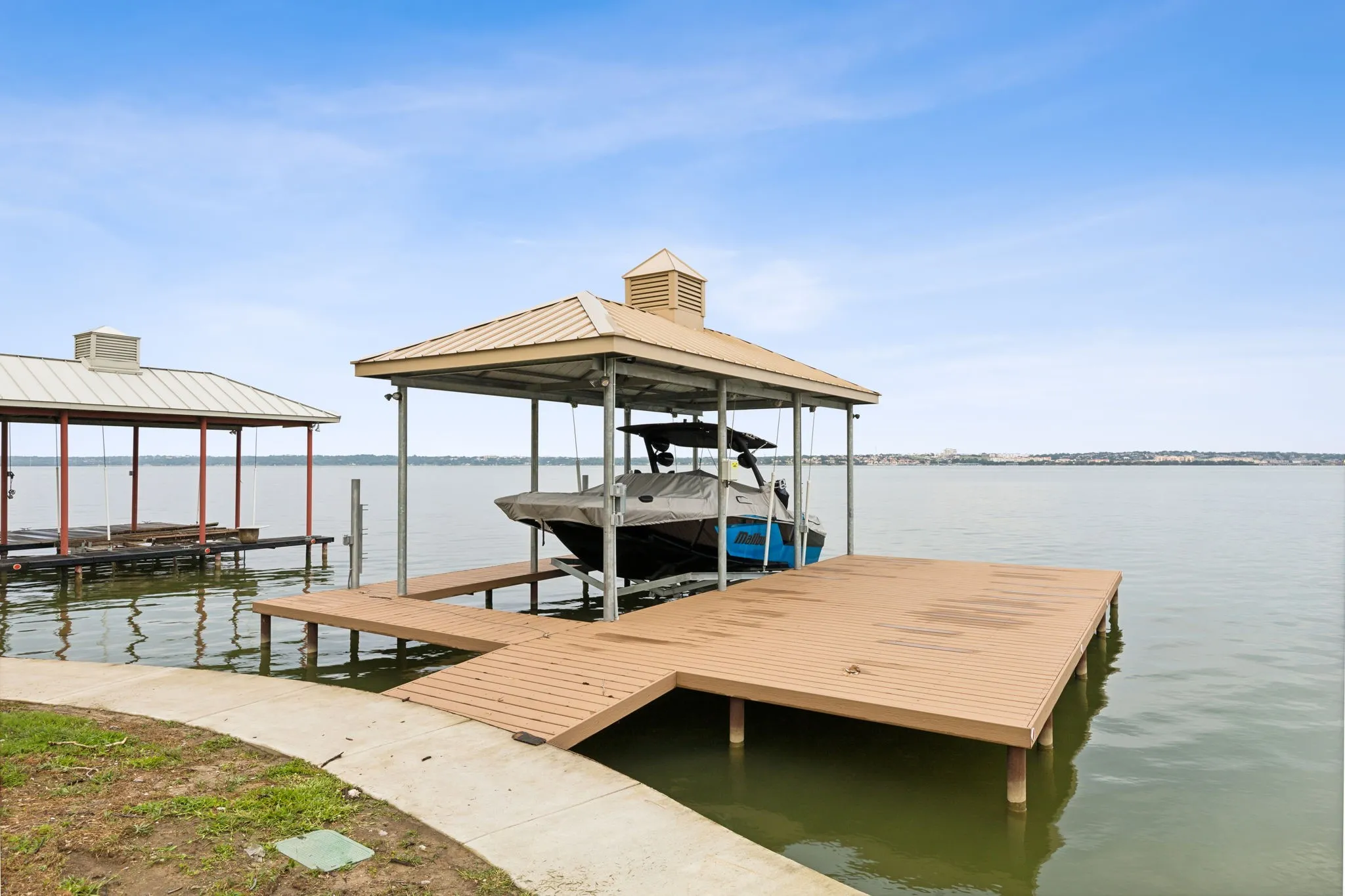 Single Family Residence For Sale in Rockwall County , 4414 Scenic Drive, Rowlett, Texas 75088, 3 Bedroom, 3 Bathroom, 2 Garage spaces, 2,509 Sqft, built in 1989, mls#21334804, Real Estate Agent in Rowlett, Homes For Sale in Rockwall county, Homes For Sale in Rowlett, Realtor in Rowlett Texas, Real Estate Brokerage Independent Realty Texas, Luminita Cordes Realtor