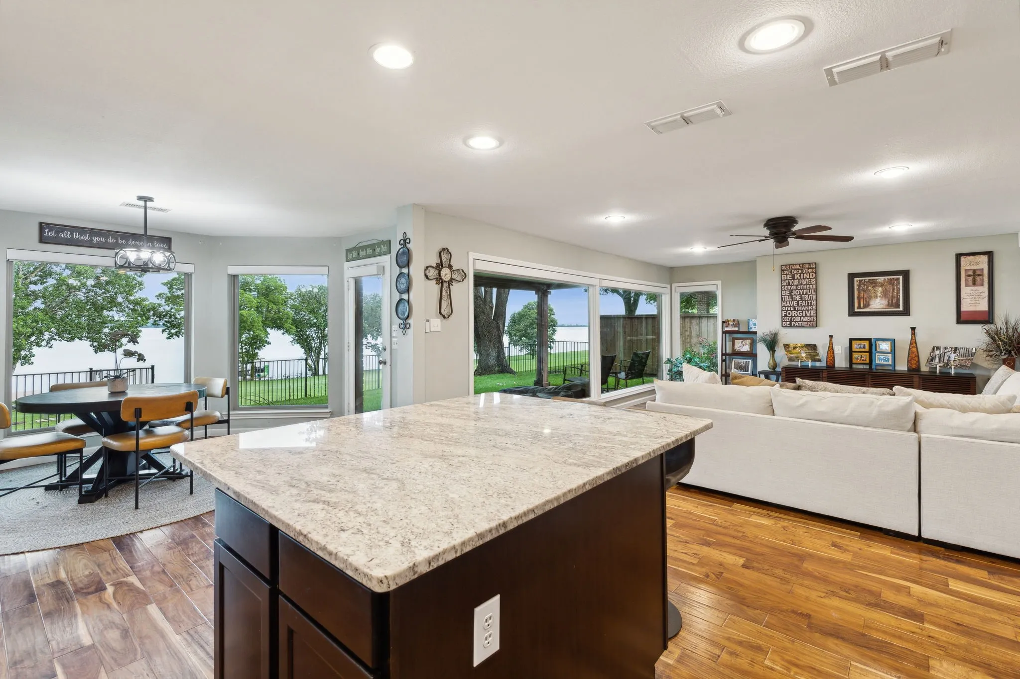 Single Family Residence For Sale in Rockwall County , 4414 Scenic Drive, Rowlett, Texas 75088, 3 Bedroom, 3 Bathroom, 2 Garage spaces, 2,509 Sqft, built in 1989, mls#21334804, Real Estate Agent in Rowlett, Homes For Sale in Rockwall county, Homes For Sale in Rowlett, Realtor in Rowlett Texas, Real Estate Brokerage Independent Realty Texas, Luminita Cordes Realtor