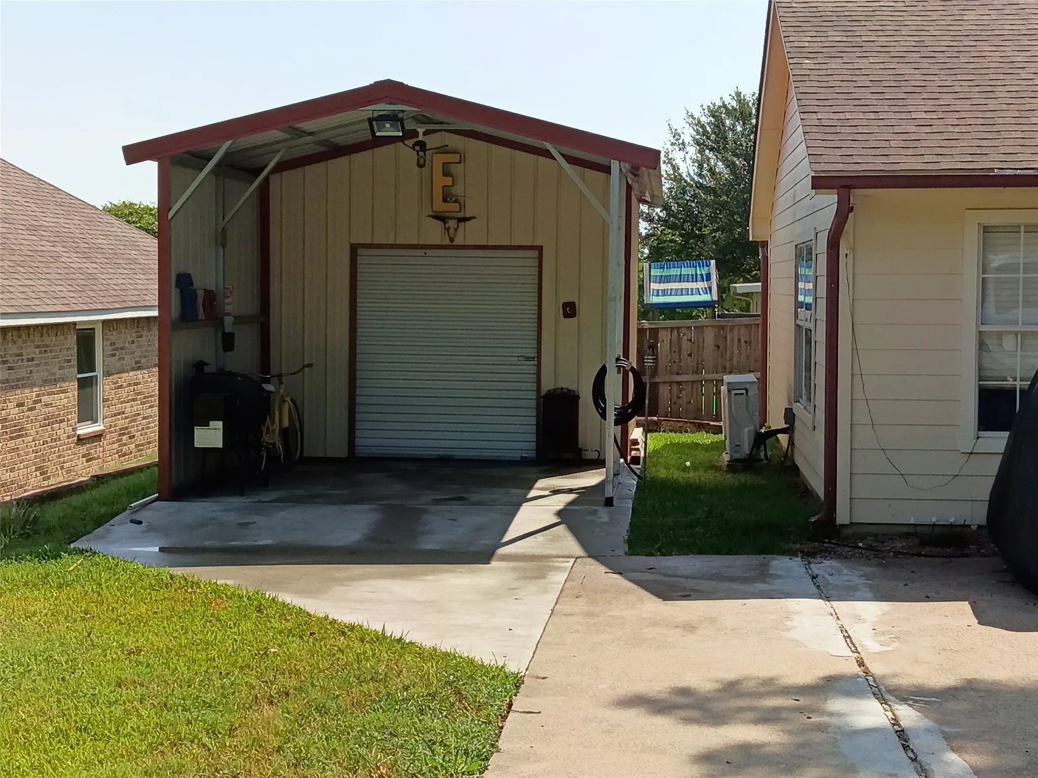 Single Family Residence For Sale in Kaufman County , 301 E Mimosa Street, Crandall, Texas 75114, 2 Bedroom, 2 Bathroom, 1 Garage spaces, 1,240 Sqft, built in 1988, mls#21340266, Real Estate Agent in Crandall, Homes For Sale in Kaufman county, Homes For Sale in Crandall, Realtor in Crandall Texas, Real Estate Brokerage Independent Realty Texas, Luminita Cordes Realtor