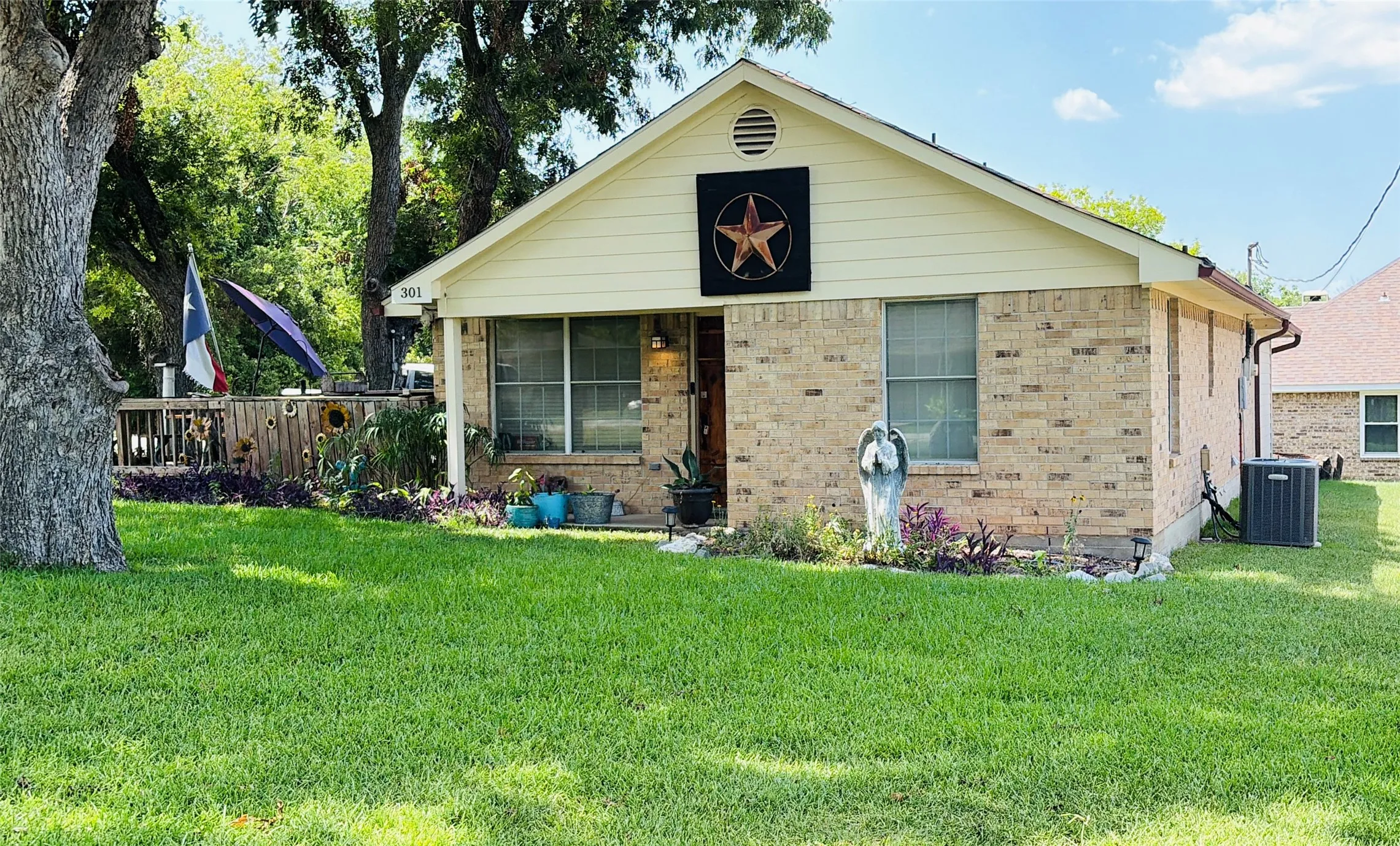Single Family Residence For Sale in Kaufman County , 301 E Mimosa Street, Crandall, Texas 75114, 2 Bedroom, 2 Bathroom, 1 Garage spaces, 1,240 Sqft, built in 1988, mls#21340266, Real Estate Agent in Crandall, Homes For Sale in Kaufman county, Homes For Sale in Crandall, Realtor in Crandall Texas, Real Estate Brokerage Independent Realty Texas, Luminita Cordes Realtor