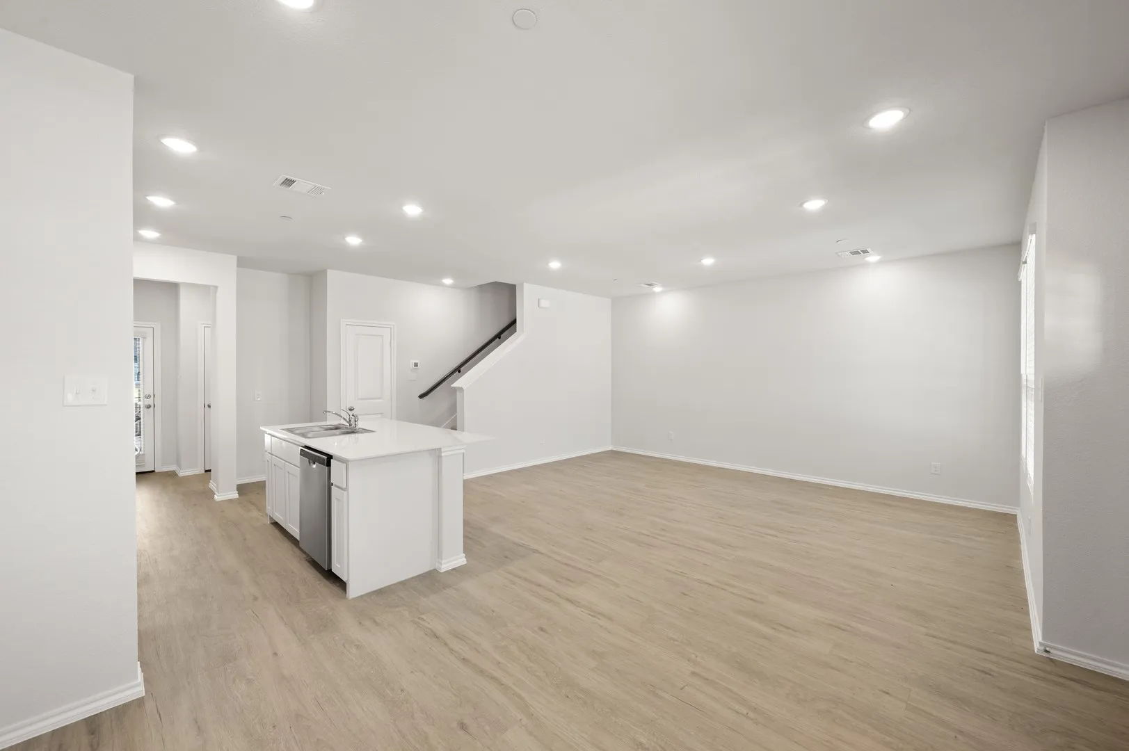 4506 Avion- Dining-2