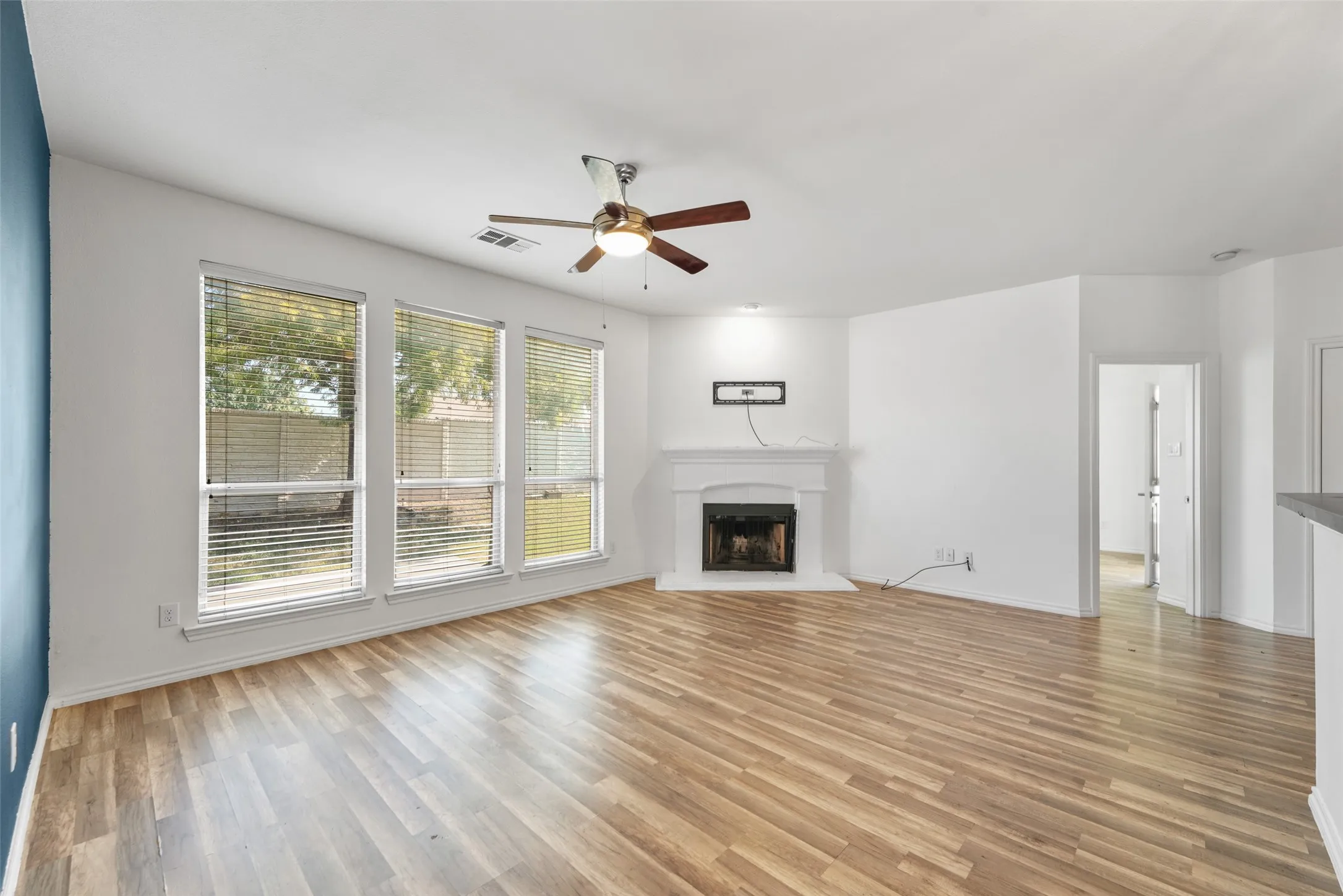 Single Family Residence For Sale in Tarrant County , 556 Caravan Drive, Fort Worth, Texas 76131, 3 Bedroom, 2 Bathroom, 2 Garage spaces, 1,625 Sqft, built in 2003, mls#21340448, Real Estate Agent in Fort Worth, Homes For Sale in Tarrant county, Homes For Sale in Fort Worth, Realtor in Fort Worth Texas, Real Estate Brokerage Independent Realty Texas, Luminita Cordes Realtor