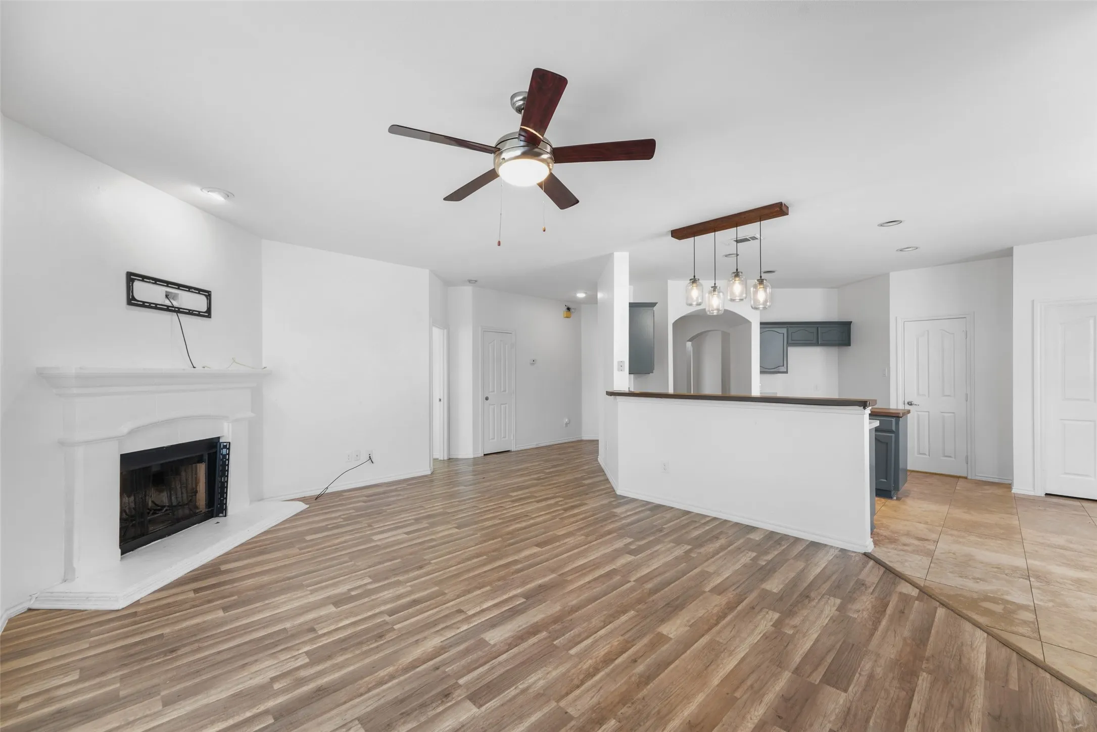 Single Family Residence For Sale in Tarrant County , 556 Caravan Drive, Fort Worth, Texas 76131, 3 Bedroom, 2 Bathroom, 2 Garage spaces, 1,625 Sqft, built in 2003, mls#21340448, Real Estate Agent in Fort Worth, Homes For Sale in Tarrant county, Homes For Sale in Fort Worth, Realtor in Fort Worth Texas, Real Estate Brokerage Independent Realty Texas, Luminita Cordes Realtor