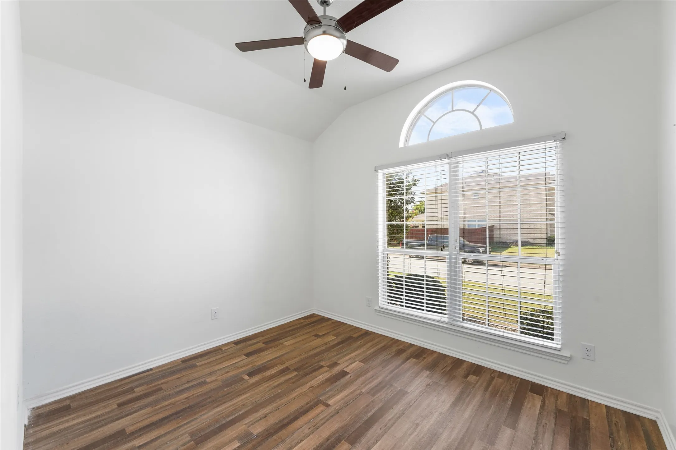 Single Family Residence For Sale in Tarrant County , 556 Caravan Drive, Fort Worth, Texas 76131, 3 Bedroom, 2 Bathroom, 2 Garage spaces, 1,625 Sqft, built in 2003, mls#21340448, Real Estate Agent in Fort Worth, Homes For Sale in Tarrant county, Homes For Sale in Fort Worth, Realtor in Fort Worth Texas, Real Estate Brokerage Independent Realty Texas, Luminita Cordes Realtor