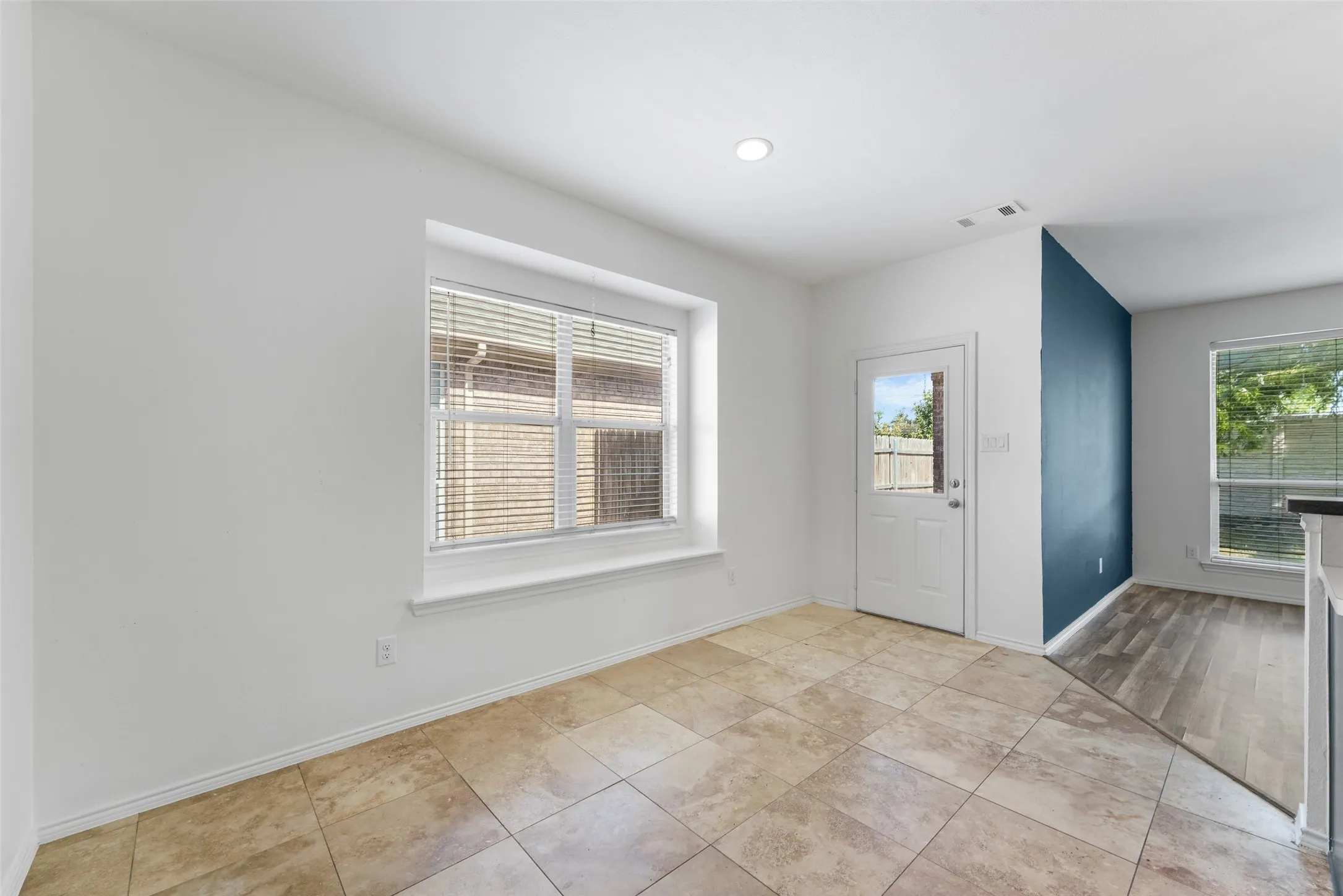 Single Family Residence For Sale in Tarrant County , 556 Caravan Drive, Fort Worth, Texas 76131, 3 Bedroom, 2 Bathroom, 2 Garage spaces, 1,625 Sqft, built in 2003, mls#21340448, Real Estate Agent in Fort Worth, Homes For Sale in Tarrant county, Homes For Sale in Fort Worth, Realtor in Fort Worth Texas, Real Estate Brokerage Independent Realty Texas, Luminita Cordes Realtor