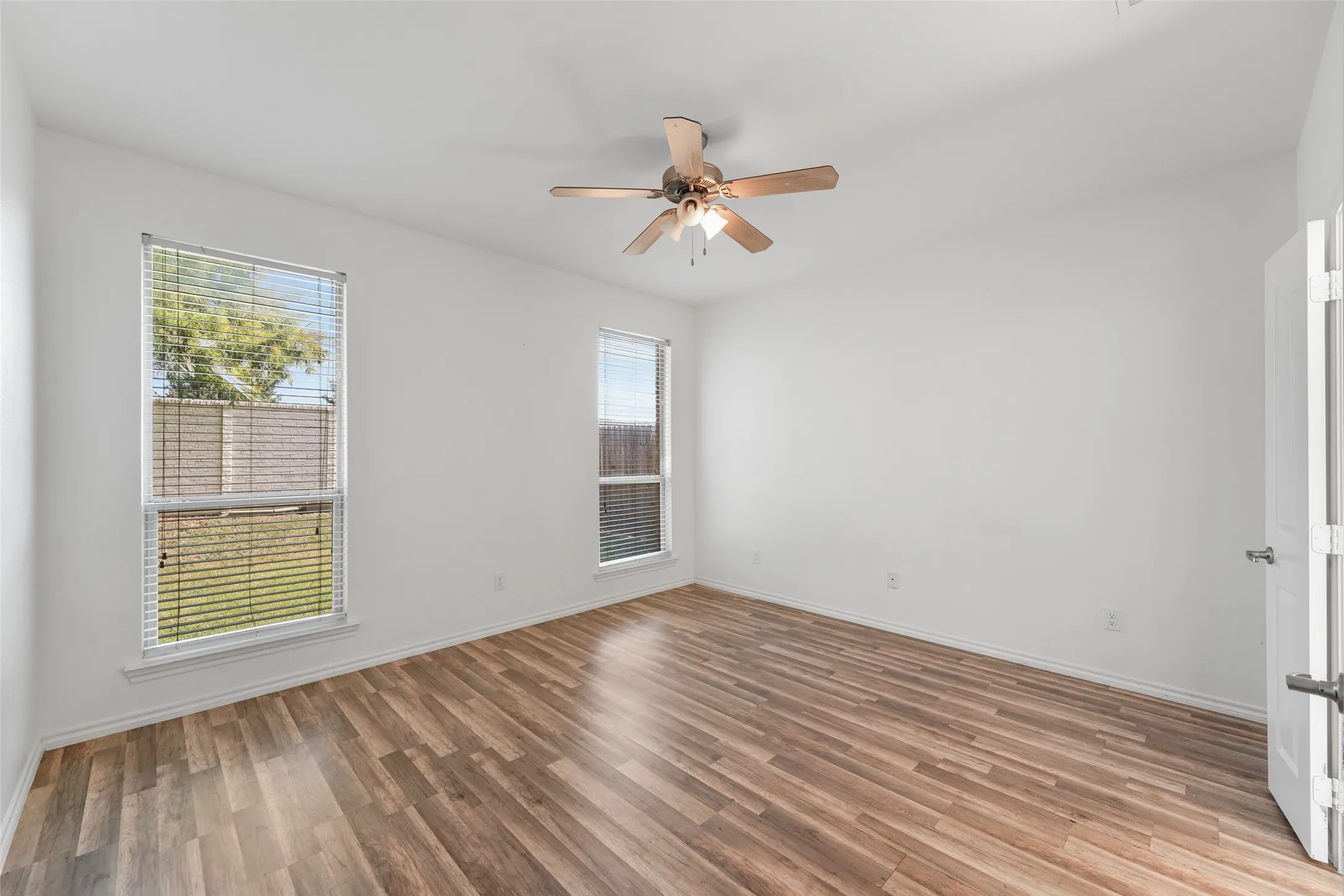 Single Family Residence For Sale in Tarrant County , 556 Caravan Drive, Fort Worth, Texas 76131, 3 Bedroom, 2 Bathroom, 2 Garage spaces, 1,625 Sqft, built in 2003, mls#21340448, Real Estate Agent in Fort Worth, Homes For Sale in Tarrant county, Homes For Sale in Fort Worth, Realtor in Fort Worth Texas, Real Estate Brokerage Independent Realty Texas, Luminita Cordes Realtor