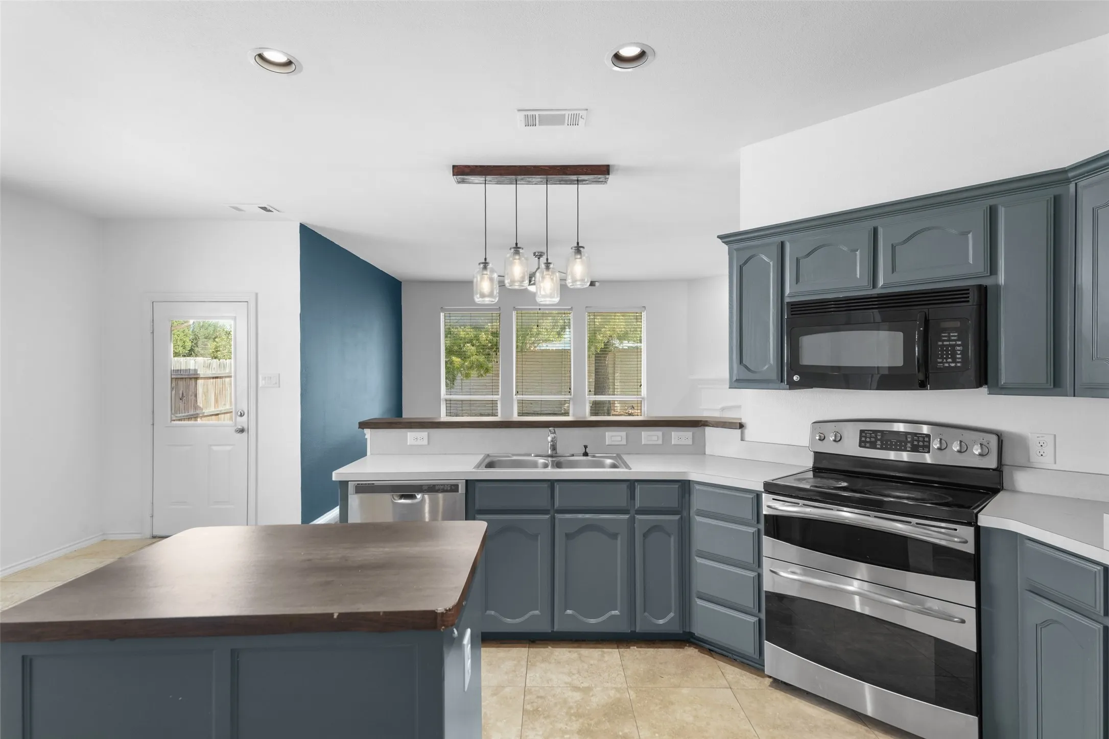 Single Family Residence For Sale in Tarrant County , 556 Caravan Drive, Fort Worth, Texas 76131, 3 Bedroom, 2 Bathroom, 2 Garage spaces, 1,625 Sqft, built in 2003, mls#21340448, Real Estate Agent in Fort Worth, Homes For Sale in Tarrant county, Homes For Sale in Fort Worth, Realtor in Fort Worth Texas, Real Estate Brokerage Independent Realty Texas, Luminita Cordes Realtor