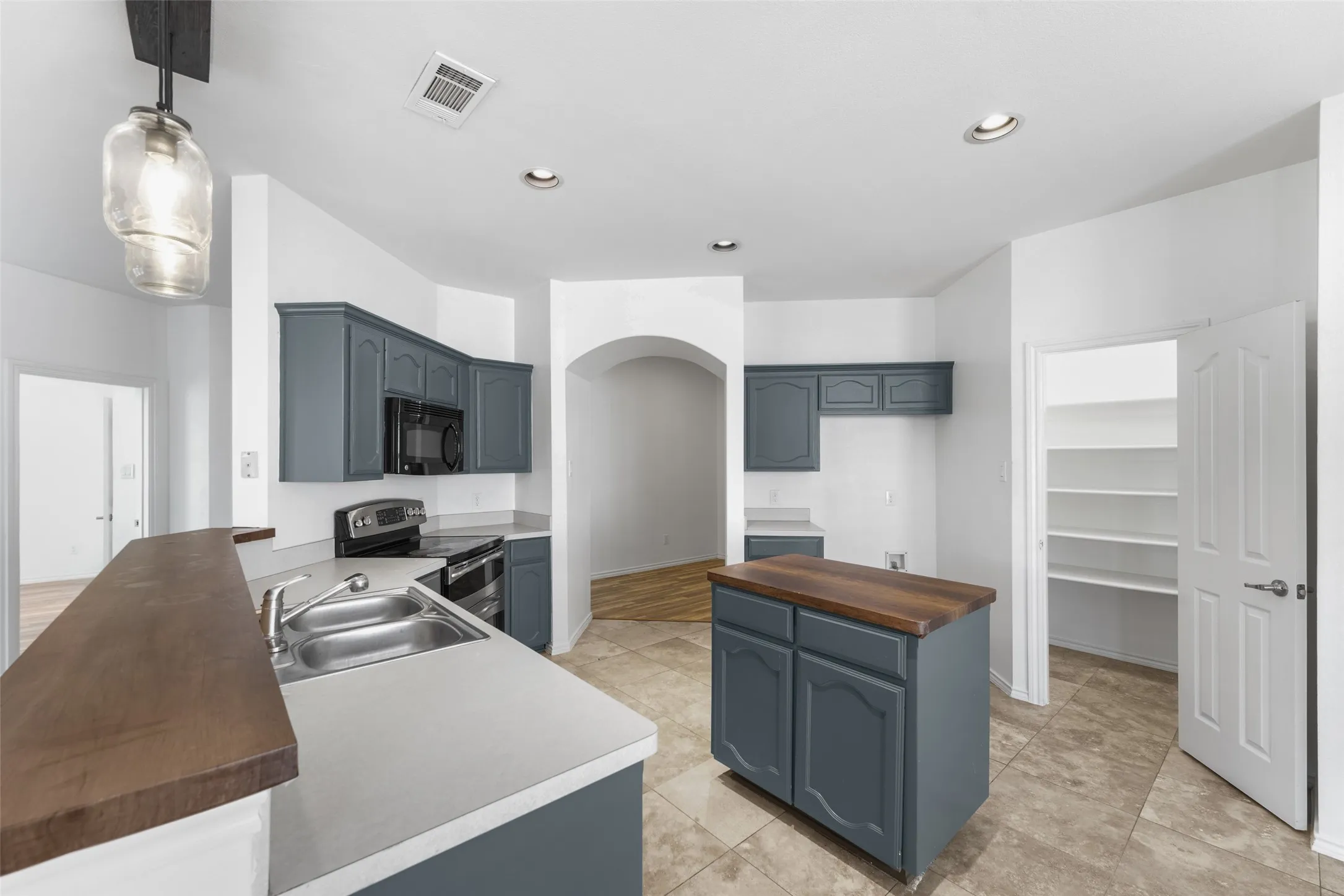 Single Family Residence For Sale in Tarrant County , 556 Caravan Drive, Fort Worth, Texas 76131, 3 Bedroom, 2 Bathroom, 2 Garage spaces, 1,625 Sqft, built in 2003, mls#21340448, Real Estate Agent in Fort Worth, Homes For Sale in Tarrant county, Homes For Sale in Fort Worth, Realtor in Fort Worth Texas, Real Estate Brokerage Independent Realty Texas, Luminita Cordes Realtor