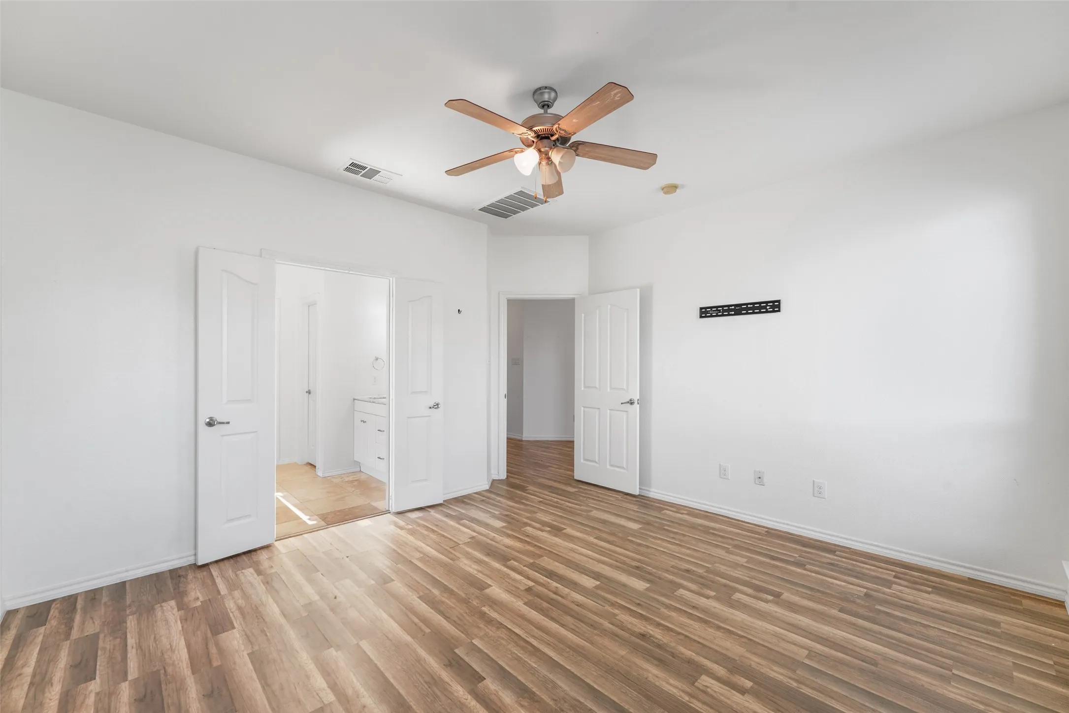 Single Family Residence For Sale in Tarrant County , 556 Caravan Drive, Fort Worth, Texas 76131, 3 Bedroom, 2 Bathroom, 2 Garage spaces, 1,625 Sqft, built in 2003, mls#21340448, Real Estate Agent in Fort Worth, Homes For Sale in Tarrant county, Homes For Sale in Fort Worth, Realtor in Fort Worth Texas, Real Estate Brokerage Independent Realty Texas, Luminita Cordes Realtor