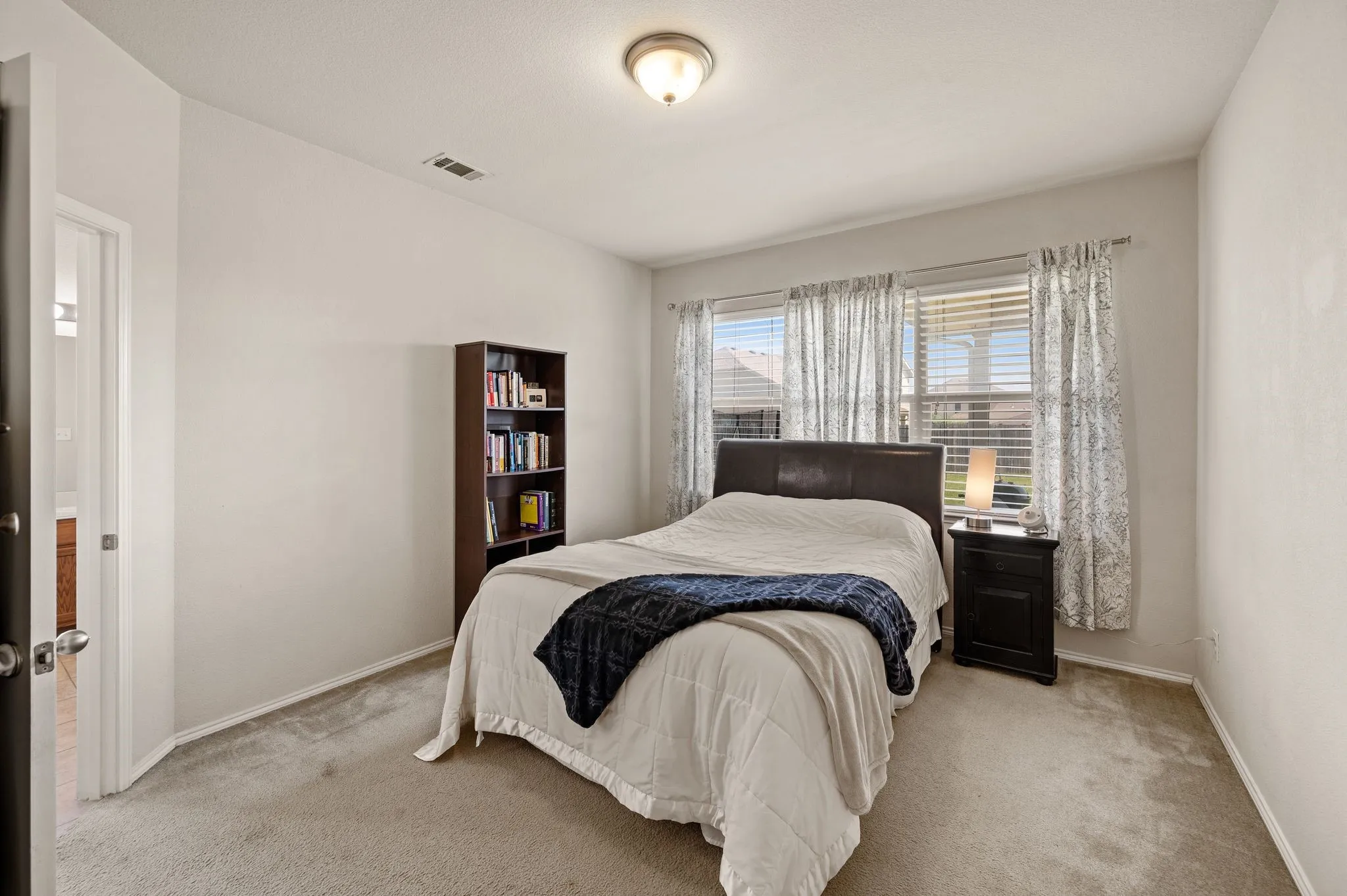 Single Family Residence For Sale in Tarrant County , 13160 Larks View Point, Fort Worth, Texas 76244, 3 Bedroom, 2 Bathroom, 2 Garage spaces, 2,421 Sqft, built in 2011, mls#21337906, Real Estate Agent in Fort Worth, Homes For Sale in Tarrant county, Homes For Sale in Fort Worth, Realtor in Fort Worth Texas, Real Estate Brokerage Independent Realty Texas, Luminita Cordes Realtor
