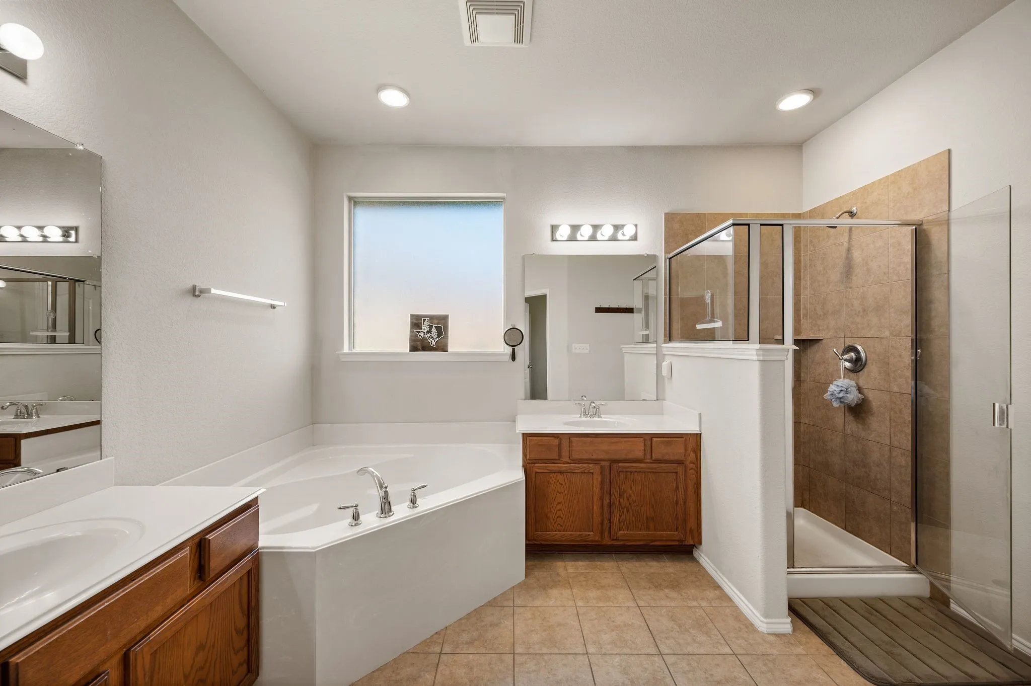Single Family Residence For Sale in Tarrant County , 13160 Larks View Point, Fort Worth, Texas 76244, 3 Bedroom, 2 Bathroom, 2 Garage spaces, 2,421 Sqft, built in 2011, mls#21337906, Real Estate Agent in Fort Worth, Homes For Sale in Tarrant county, Homes For Sale in Fort Worth, Realtor in Fort Worth Texas, Real Estate Brokerage Independent Realty Texas, Luminita Cordes Realtor