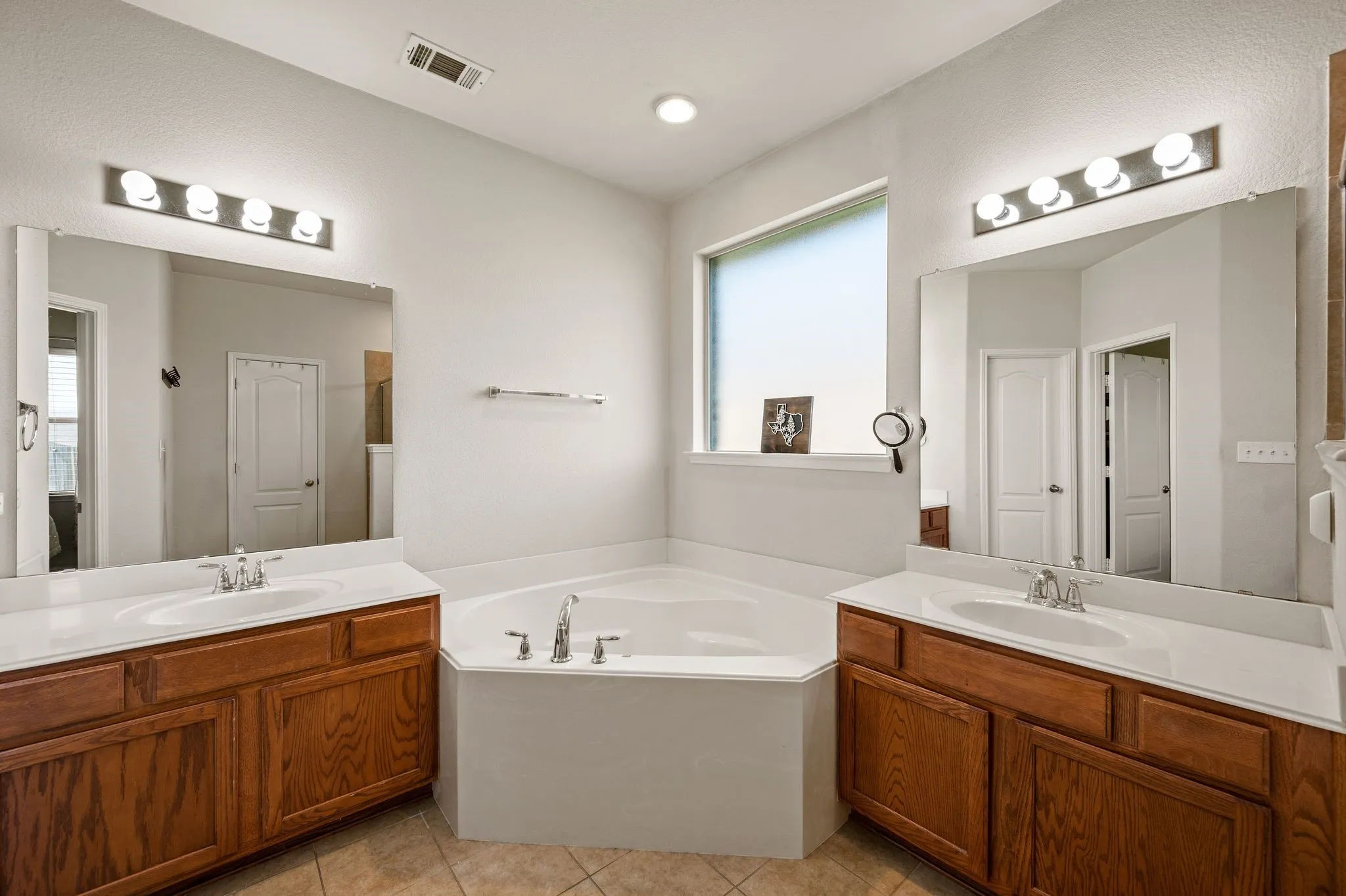 Single Family Residence For Sale in Tarrant County , 13160 Larks View Point, Fort Worth, Texas 76244, 3 Bedroom, 2 Bathroom, 2 Garage spaces, 2,421 Sqft, built in 2011, mls#21337906, Real Estate Agent in Fort Worth, Homes For Sale in Tarrant county, Homes For Sale in Fort Worth, Realtor in Fort Worth Texas, Real Estate Brokerage Independent Realty Texas, Luminita Cordes Realtor