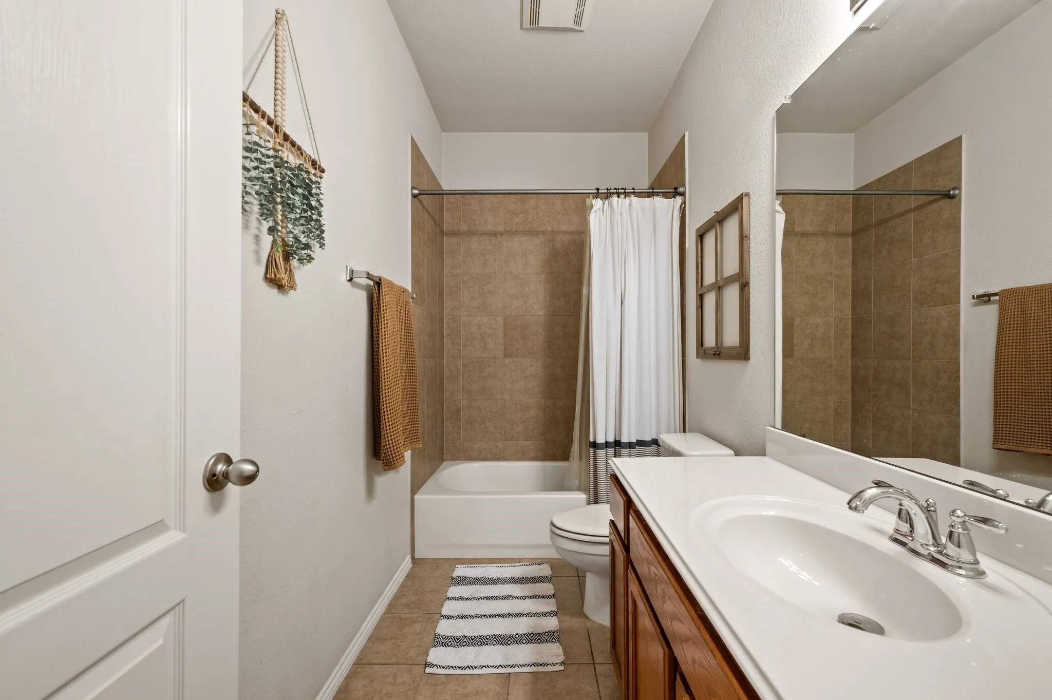 Single Family Residence For Sale in Tarrant County , 13160 Larks View Point, Fort Worth, Texas 76244, 3 Bedroom, 2 Bathroom, 2 Garage spaces, 2,421 Sqft, built in 2011, mls#21337906, Real Estate Agent in Fort Worth, Homes For Sale in Tarrant county, Homes For Sale in Fort Worth, Realtor in Fort Worth Texas, Real Estate Brokerage Independent Realty Texas, Luminita Cordes Realtor