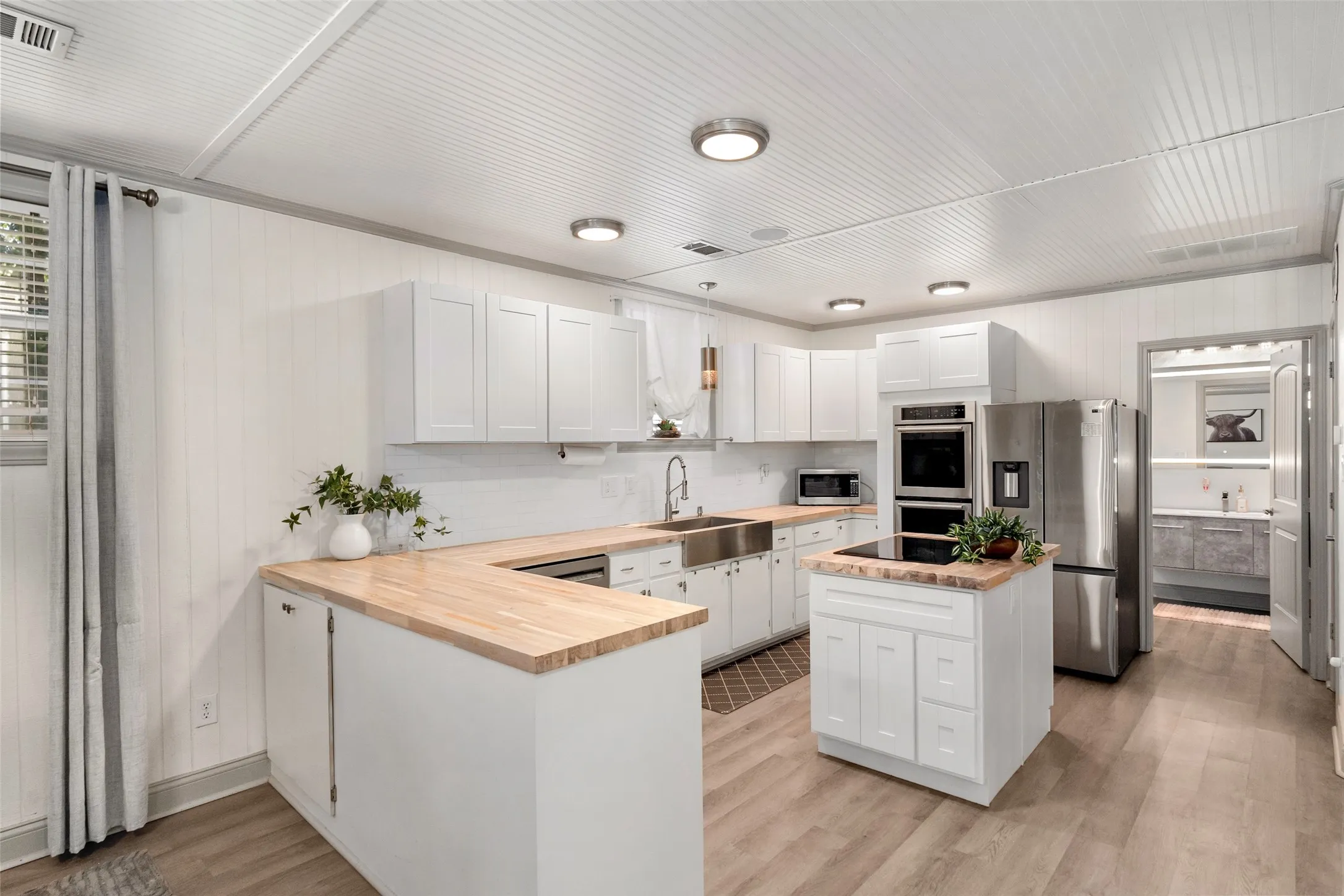Single Family Residence For Sale in Henderson County , 2525 US Highway 175, Athens, Texas 75751, 3 Bedroom, 2 Bathroom, 9 Garage spaces, 2,368 Sqft, built in 2004, mls#21334878, Real Estate Agent in Athens, Homes For Sale in Henderson county, Homes For Sale in Athens, Realtor in Athens Texas, Real Estate Brokerage Independent Realty Texas, Luminita Cordes Realtor