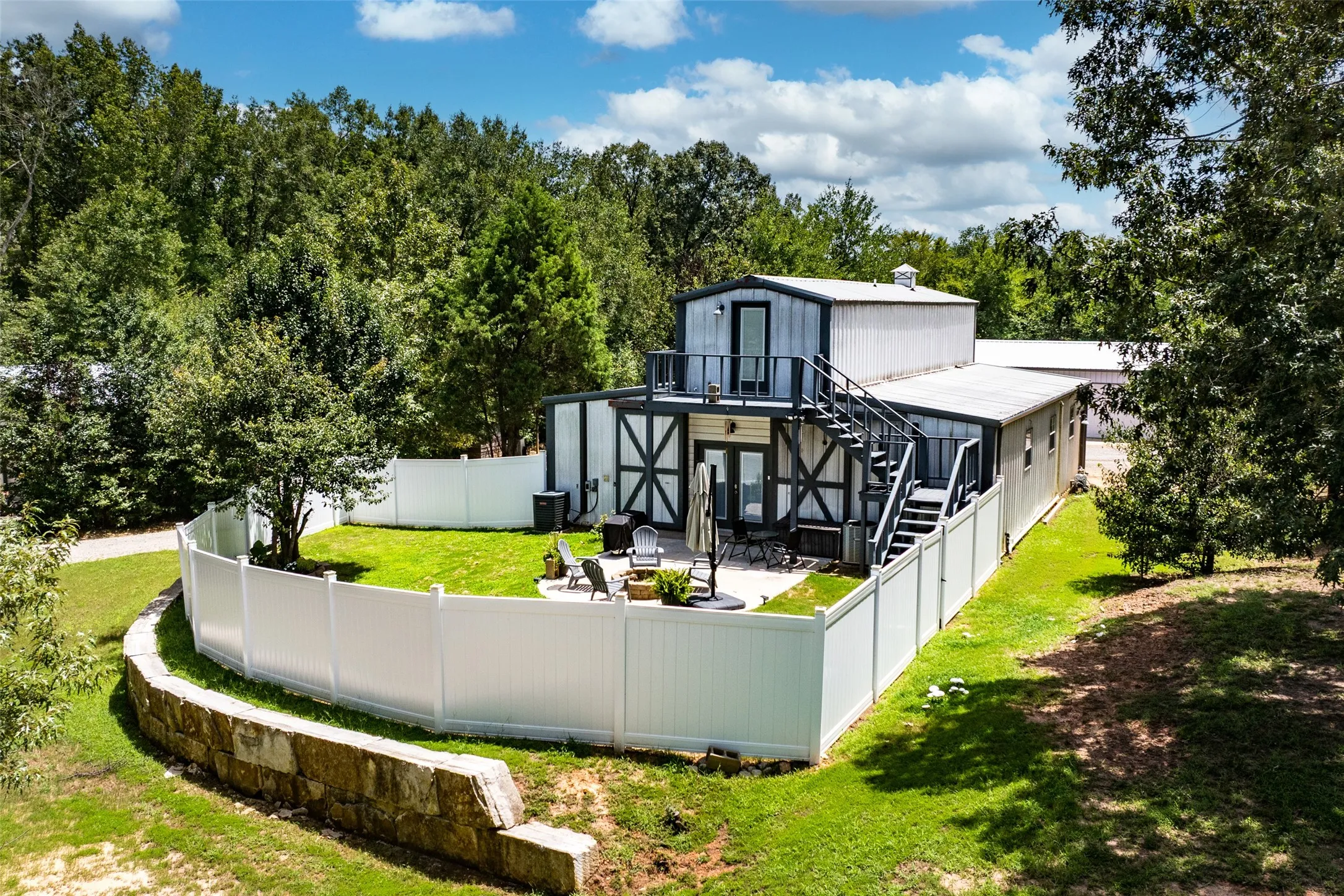 Single Family Residence For Sale in Henderson County , 2525 US Highway 175, Athens, Texas 75751, 3 Bedroom, 2 Bathroom, 9 Garage spaces, 2,368 Sqft, built in 2004, mls#21334878, Real Estate Agent in Athens, Homes For Sale in Henderson county, Homes For Sale in Athens, Realtor in Athens Texas, Real Estate Brokerage Independent Realty Texas, Luminita Cordes Realtor