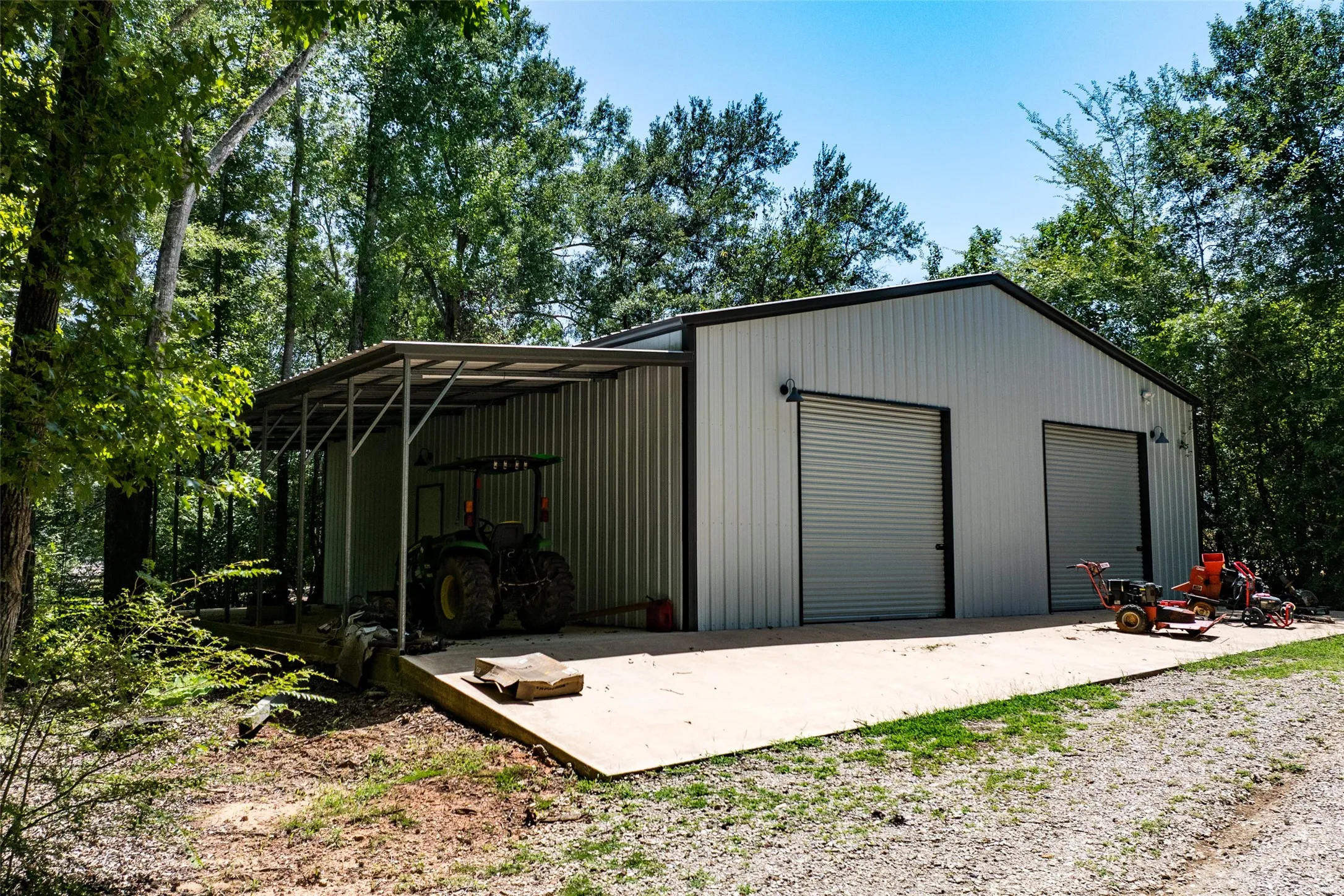 Single Family Residence For Sale in Henderson County , 2525 US Highway 175, Athens, Texas 75751, 3 Bedroom, 2 Bathroom, 9 Garage spaces, 2,368 Sqft, built in 2004, mls#21334878, Real Estate Agent in Athens, Homes For Sale in Henderson county, Homes For Sale in Athens, Realtor in Athens Texas, Real Estate Brokerage Independent Realty Texas, Luminita Cordes Realtor